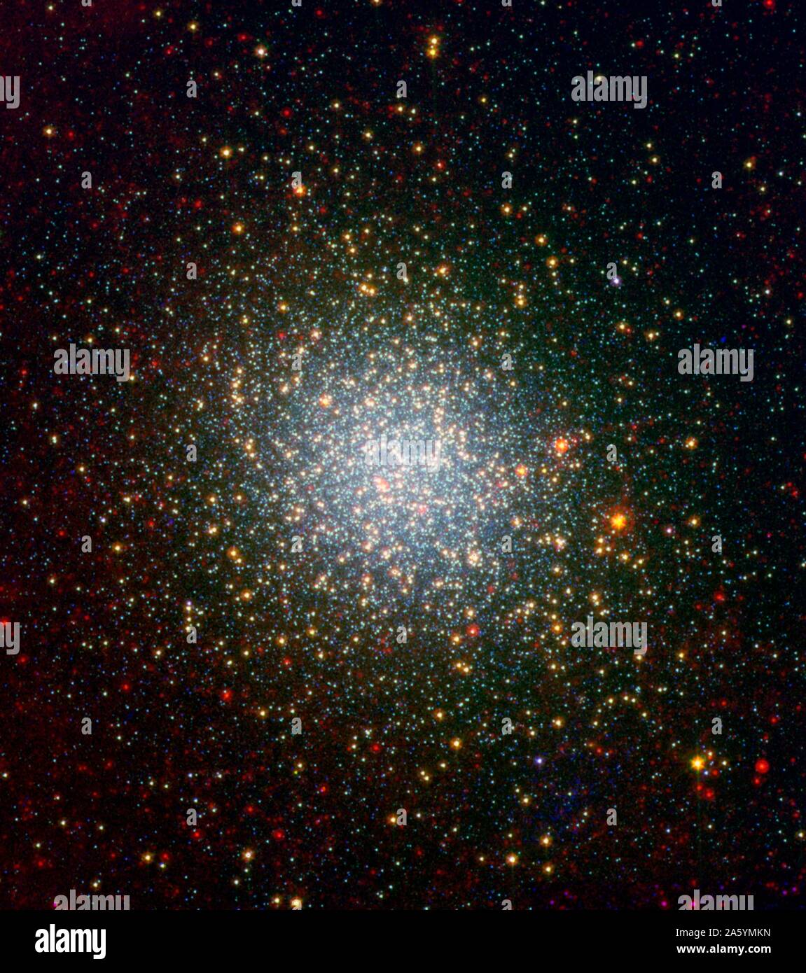 Un cluster brimming con milioni di stelle brilla come un opale iridato in questa immagine dalla NASA il telescopio spaziale Spitzer. Chiamato Omega Centauri, la scintillante orb di stelle è come una galassia in miniatura Foto Stock