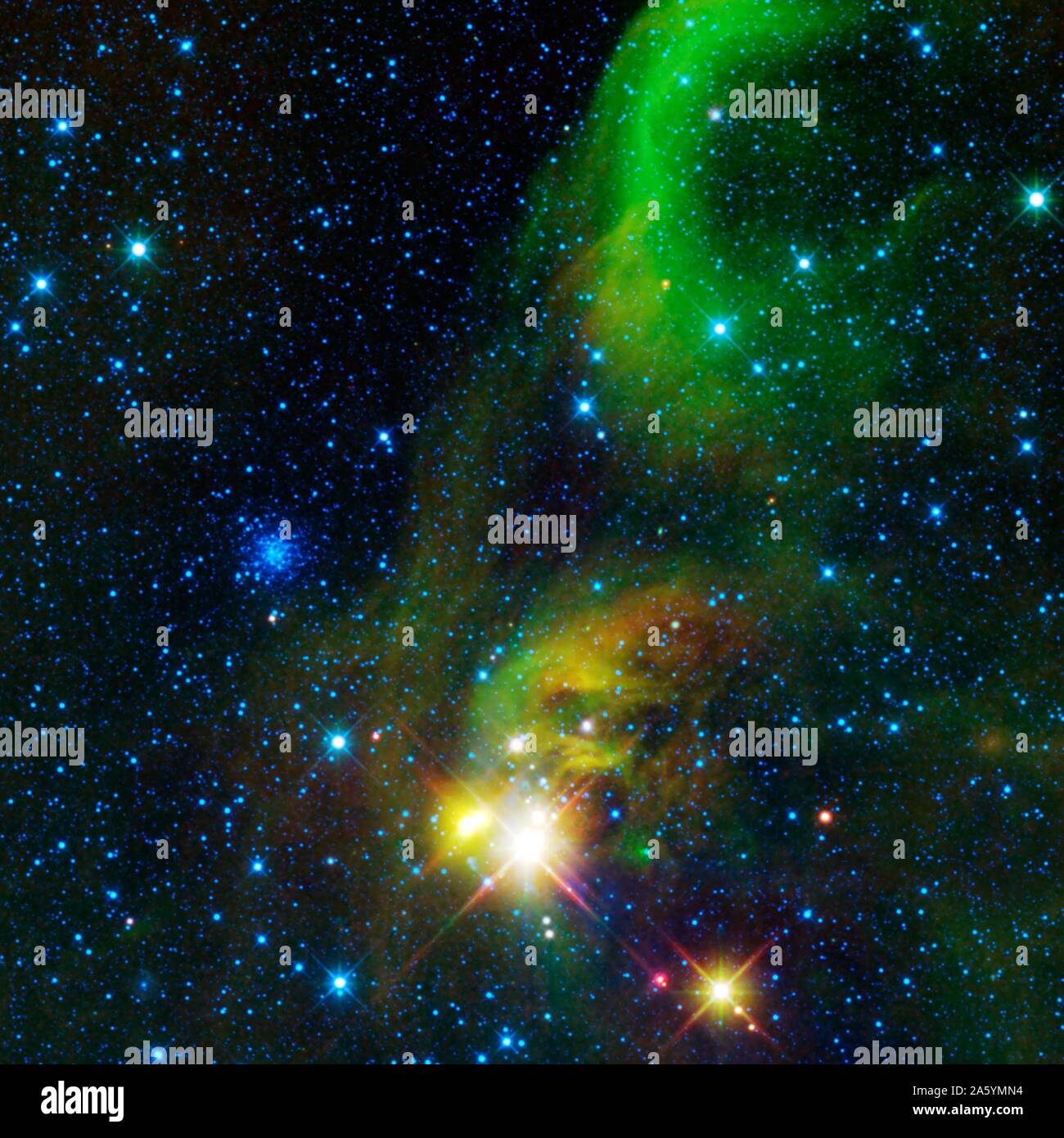 Questa immagine dalla NASA il saggio è una vista di una zona di cielo superiore a dodici volte la dimensione della luna piena sul confine delle costellazioni Sagittario e Corona Australis. Due tipi di star clusters sono visibili nell'immagine. Foto Stock