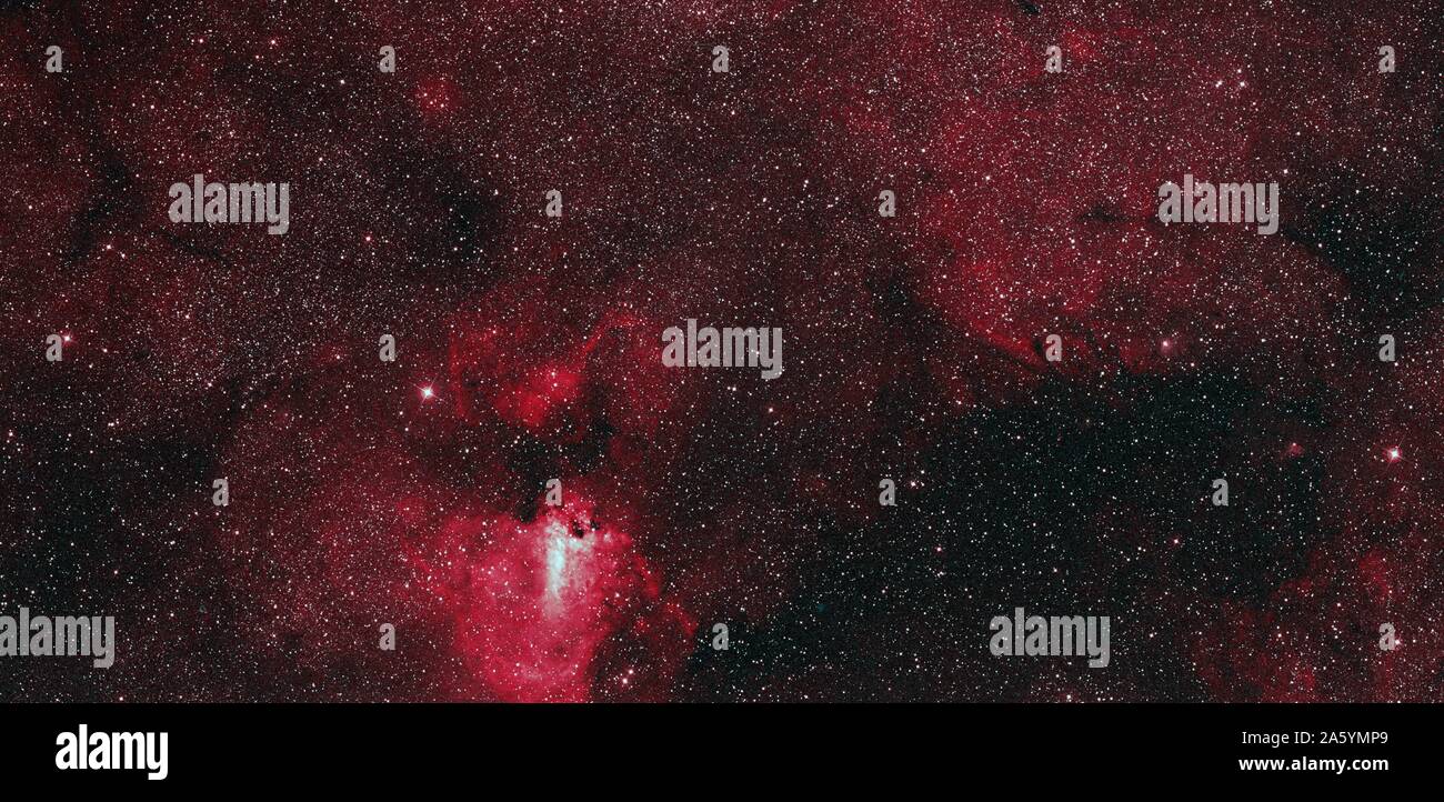 Questa luce visibile di vista cielo evidenzia il luminoso M17 nebula, nonché l'incandescente gas di riempimento del "bolla" alla sua sinistra. Spitzer. Foto Stock