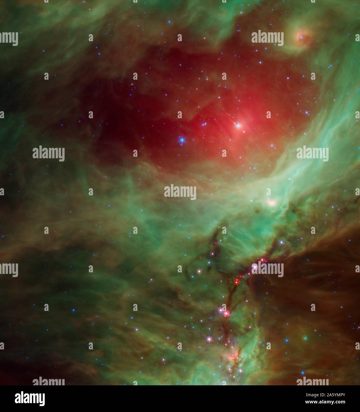 Questa immagine dalla NASA il telescopio spaziale Spitzer mostra ciò che si trova nei pressi di La spada della costellazione di Orione -- attivo un vivaio stellare contenente migliaia di giovani stelle e sviluppando protostars. Foto Stock