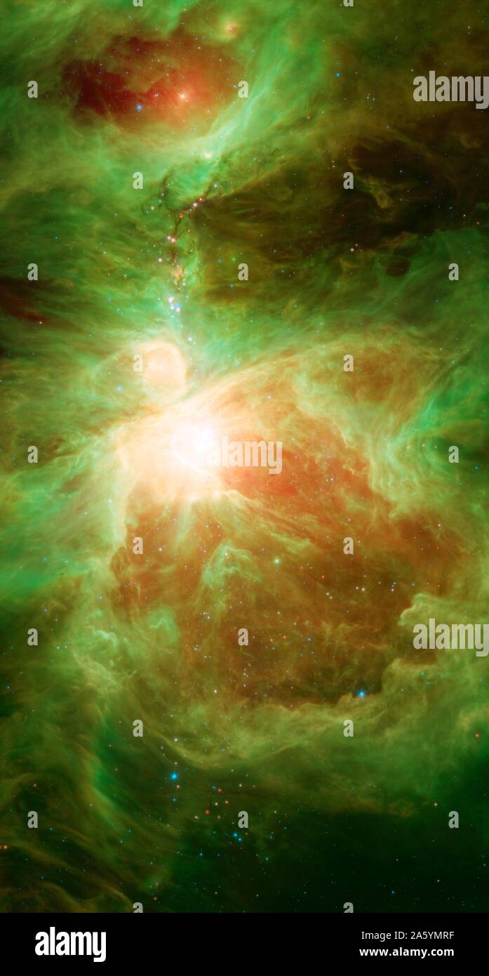 Questa immagine dalla NASA il telescopio spaziale Spitzer mostra ciò che si trova nei pressi di La spada della costellazione di Orione -- attivo un vivaio stellare contenente migliaia di giovani stelle e sviluppando protostars. Foto Stock