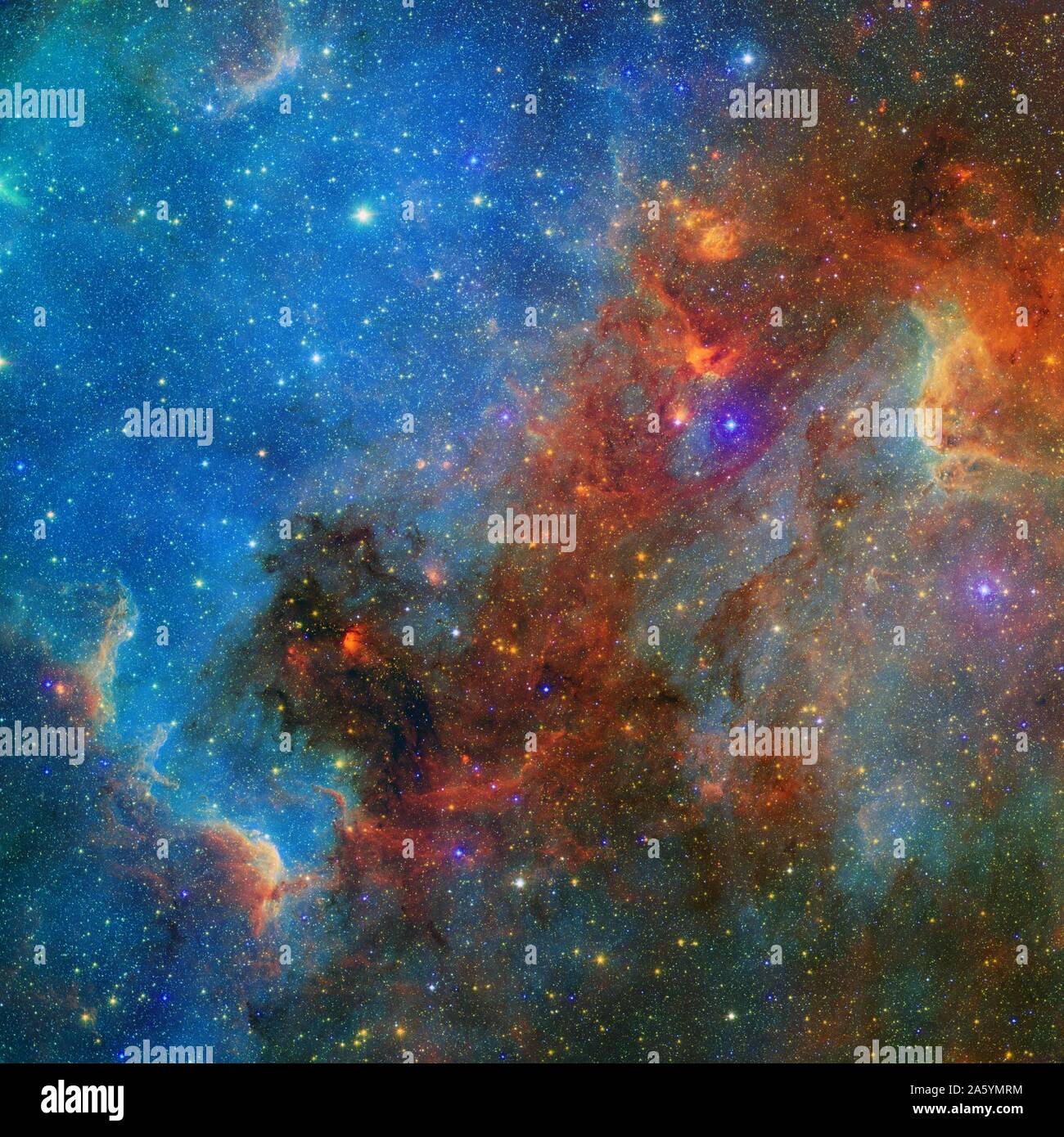Questa nuova visione del Nord America nebula combina sia visibile e la luce a infrarossi osservazioni, prese dalla digitalizzazione Sky Survey e NASA il telescopio spaziale Spitzer, rispettivamente, in una singola immagine vivida. Foto Stock
