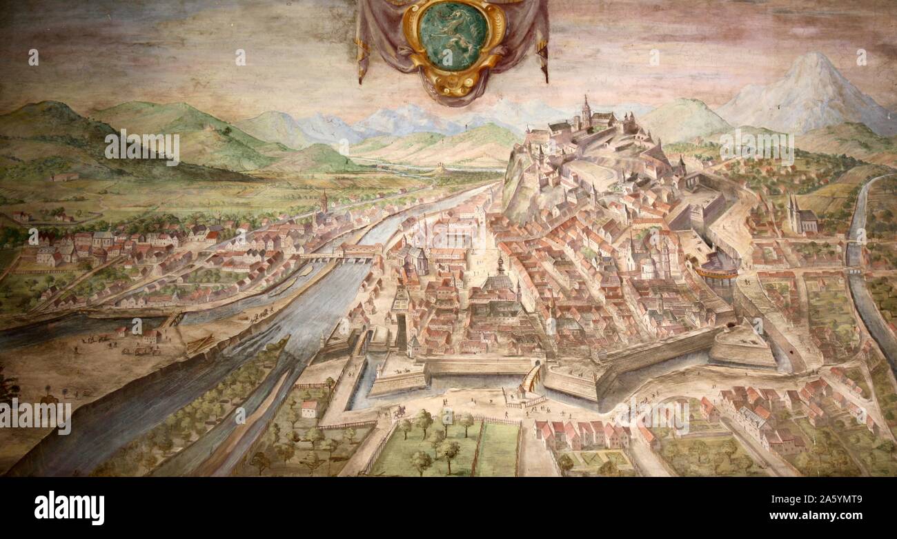 Dettaglio interni di Palazzo Vecchio, Firenze, Italia. Un massiccio, fortezza in stile romanico-palazzo progettato dall architetto Arnolfo di Cambio. Internamente, il primo cortile fu progettato nel 1453 da Michelozzo. Nelle lunette, alta intorno al cortile, sono creste della Chiesa e della città gilde. Al centro la fontana di porfido è di Battista del Tadda. Questa immagine mostra la parete dipinta dettaglio. Foto Stock