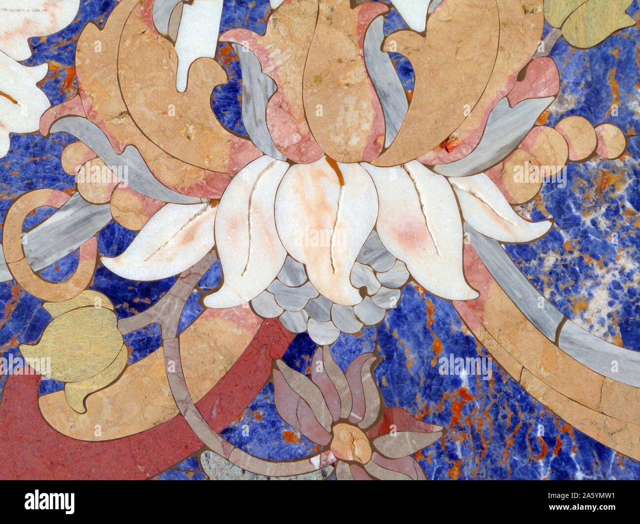 Dettaglio di un palazzo del XIX secolo tavolo di marmo dall'Italia. Utilizzando colorati intarsi floreali per creare il design. Foto Stock