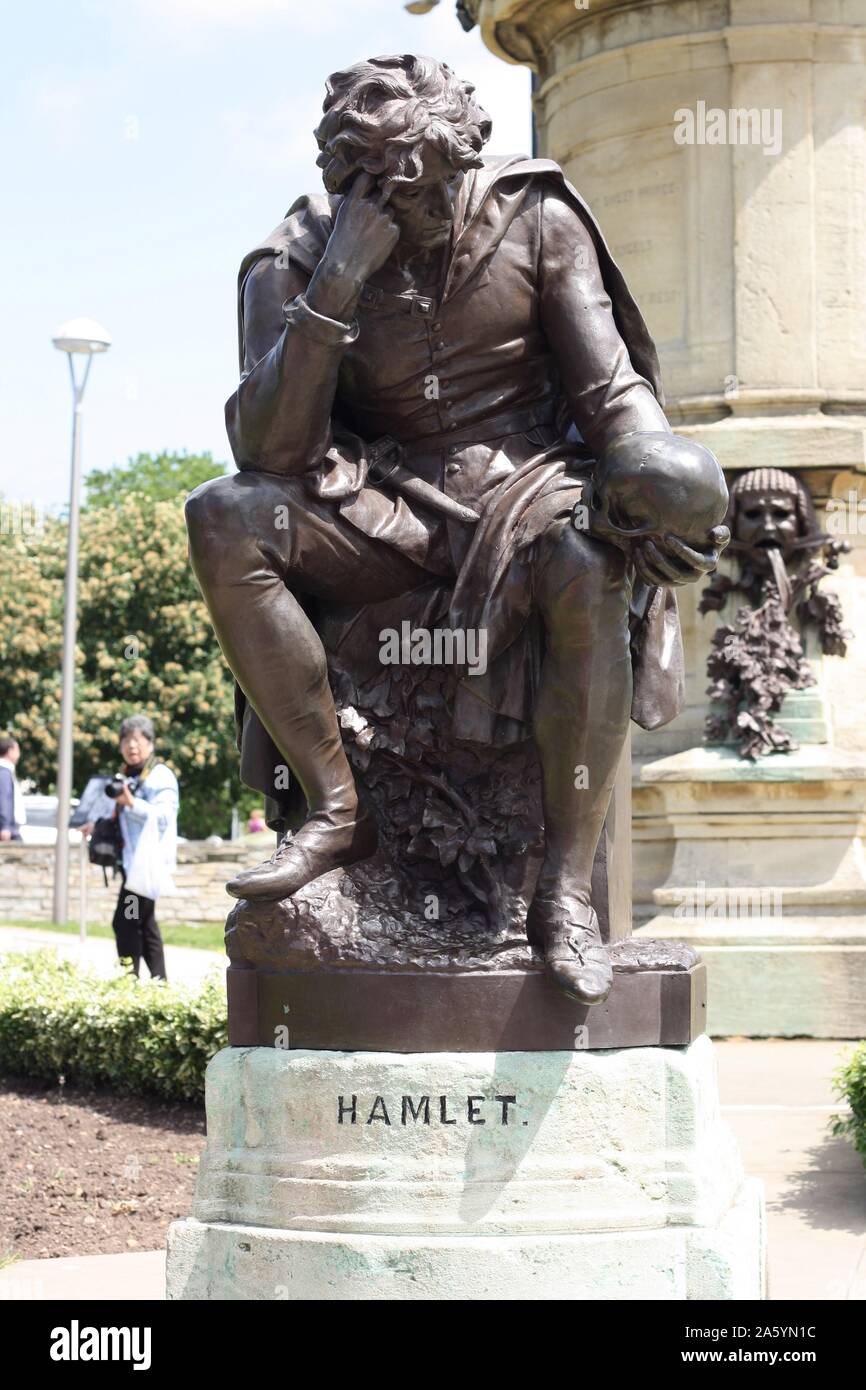 Statua commemora shakespeare di lavoro. Questa mostra Amleto Principe di Danimarca dalla sua tragedia Amleto. Stratford upon Avon, Inghilterra Foto Stock