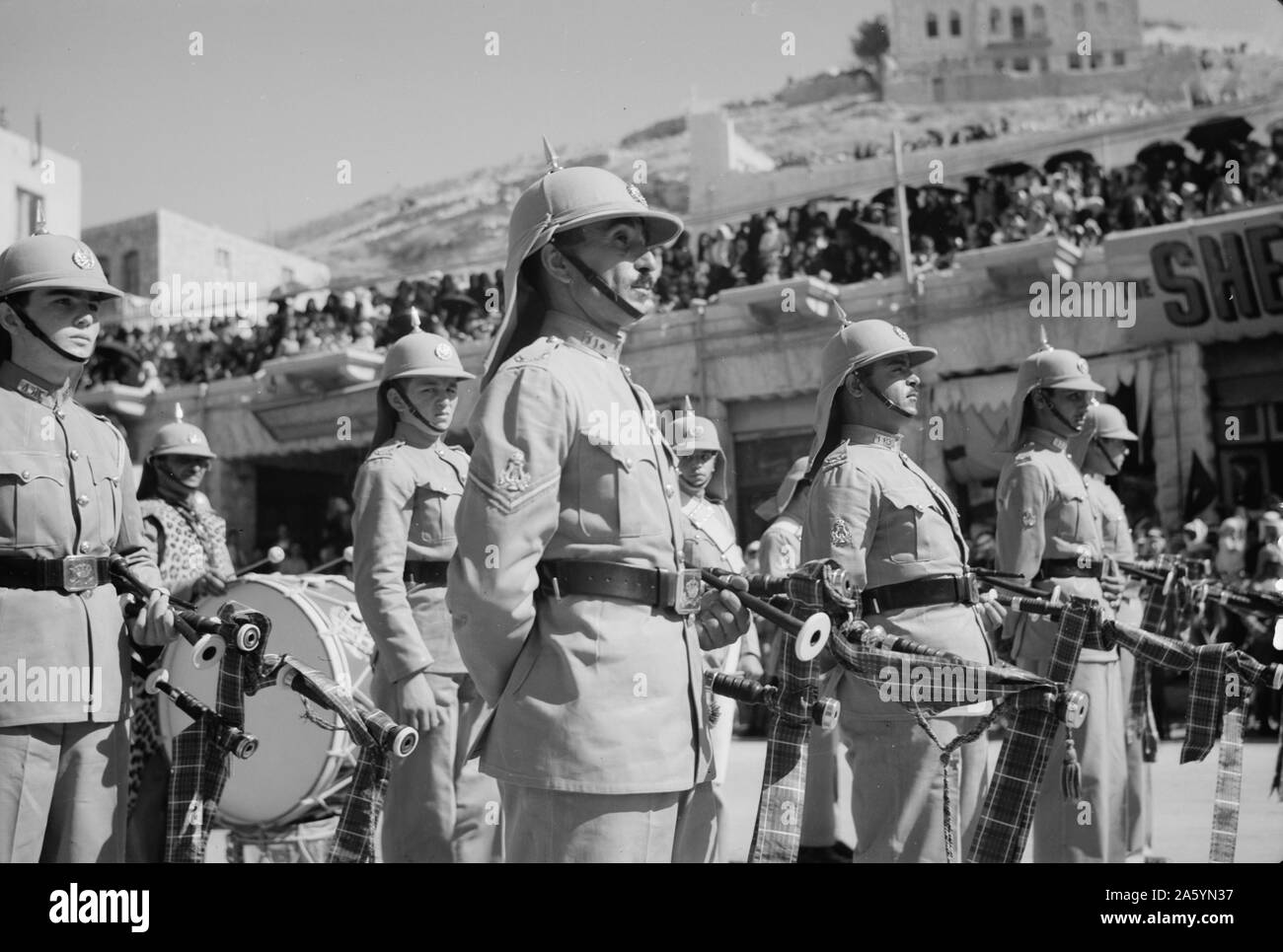 Ventiquattresimo anniversario della Rivolta Araba sotto il re Hussein & Lawrence 1940. Banda della legione araba che fiancheggiano le strade Foto Stock