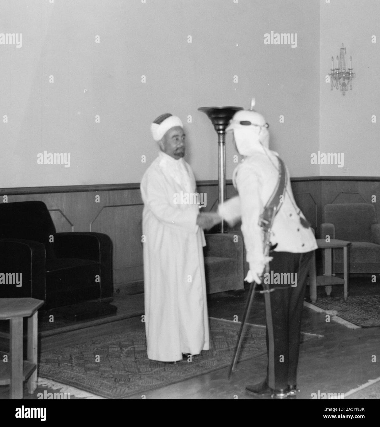 Ventiquattresimo anniversario della Rivolta Araba sotto il re Hussein & Lawrence 1940. L'Emiro essendo congratulato da Glubb Pasha. Foto Stock