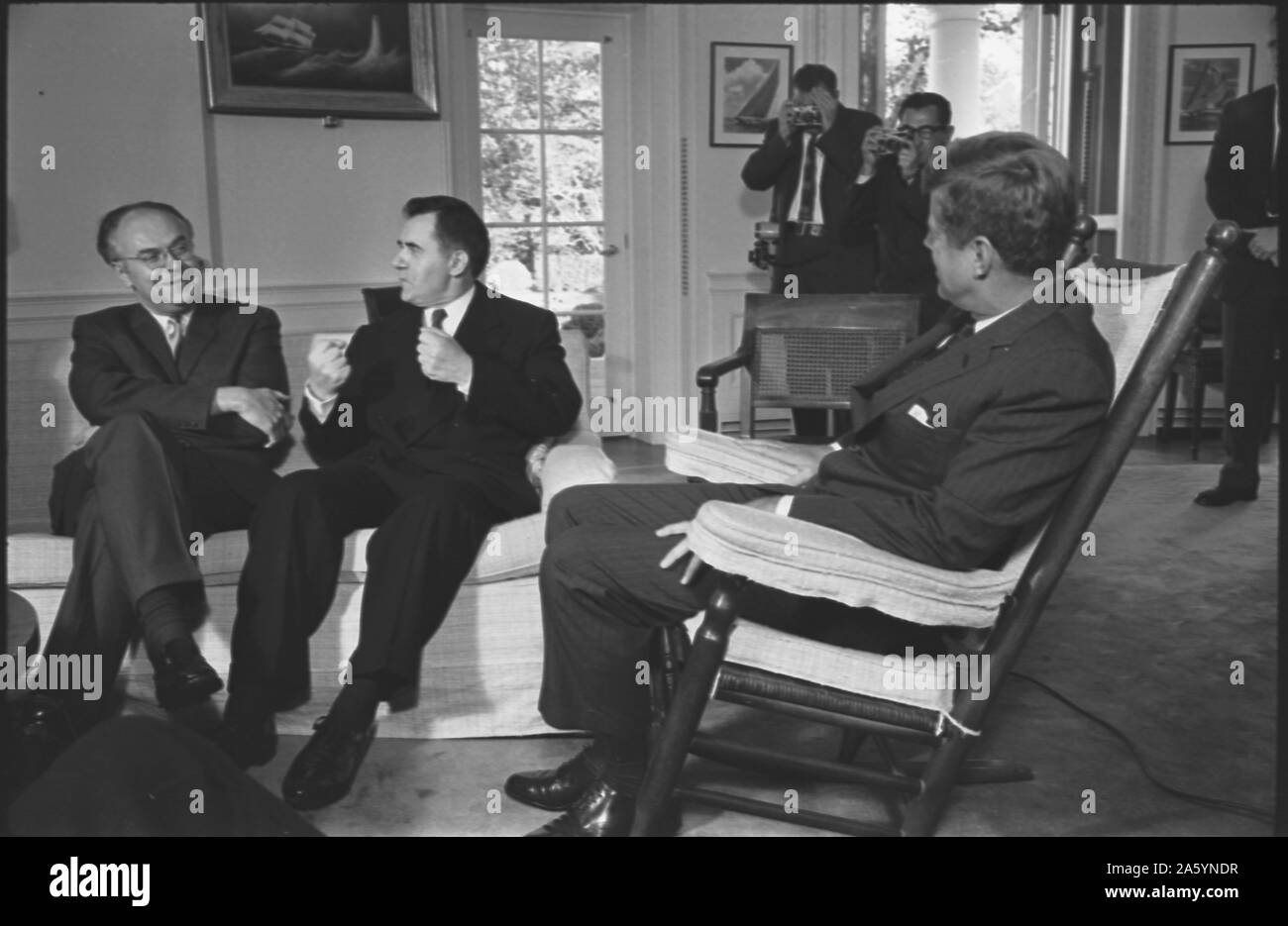 Da sinistra a destra, ambasciatore sovietico negli Stati Uniti, Anatoly F. Dobrynin e il ministro degli esteri sovietico Andrei Gromyko, parlando con il Presidente John F Kennedy, chi è seduto nella sedia a dondolo, alla Casa Bianca di Washington, D.C. 1962 Ott. 18. Durante la crisi dei missili di Cuba Foto Stock