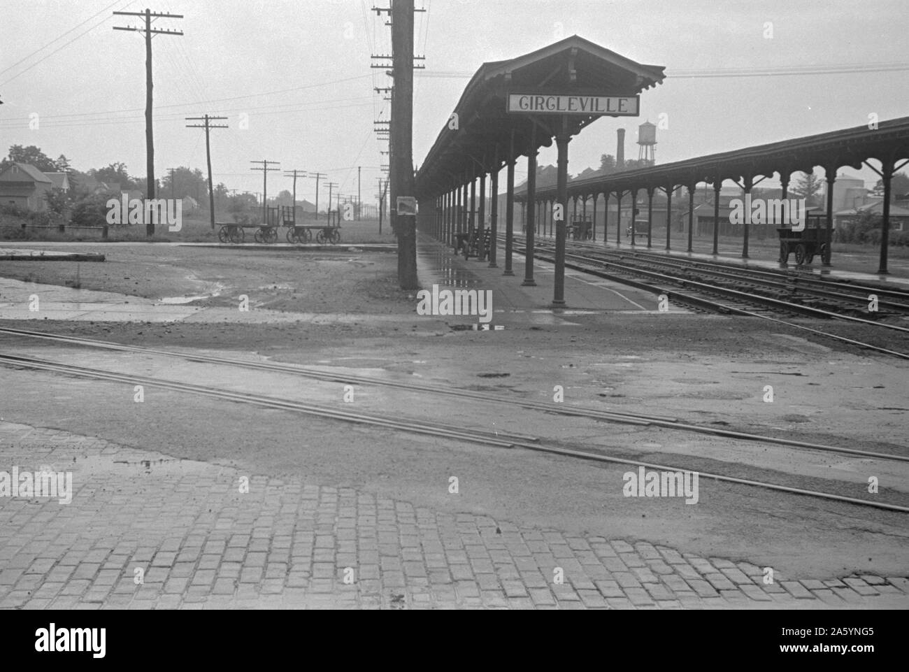 Stazione ferroviaria di Circleville, Ohio. Mostra le piattaforme deserta durante la grande depressione economica americana 1938 Foto Stock