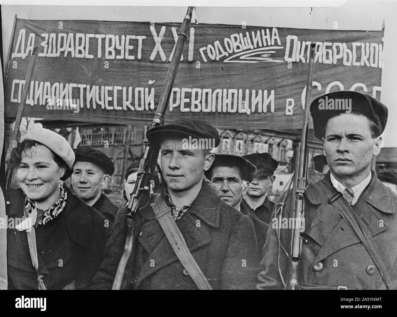 Lavoratori in fabbrica la perforazione con armi da fuoco nel loro tempo libero in URSS (Unione delle Repubbliche socialiste sovietiche) 1942 Foto Stock