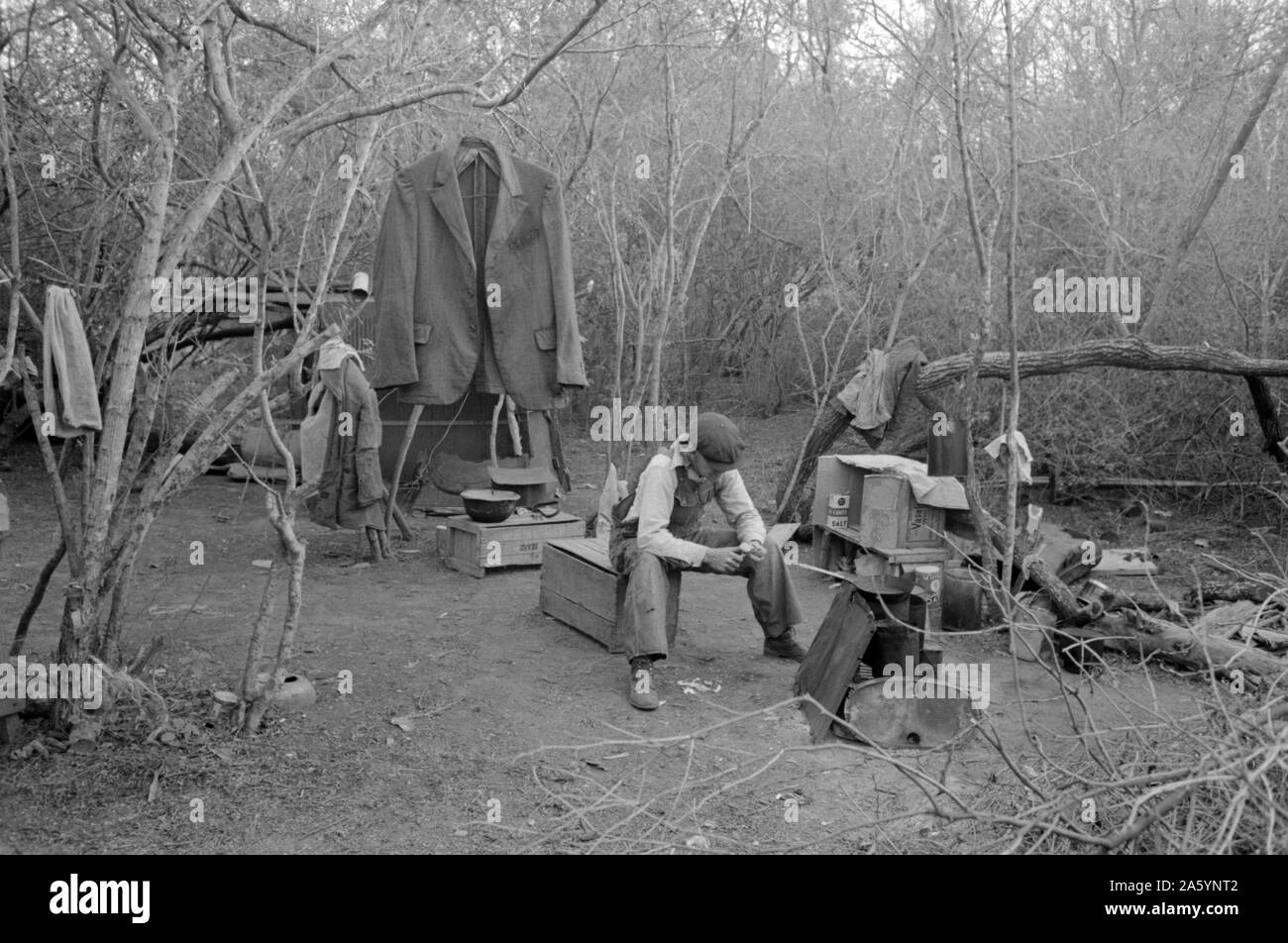 Bianco lavoratore migrante che vivono in camp con altri due uomini migranti. Il suo letto e tutte le mondane sono il possesso di essere visto in background. Harlingen, Texas da Russell Lee, 1903-1986, fotografo data 19390101. Foto Stock