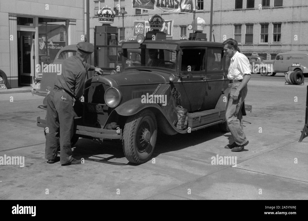 Auto di frutta migrante lavoratore presso la stazione di gas, Storione Bay, John Vachon, 1914-1975, fotografo 1940 . Foto Stock