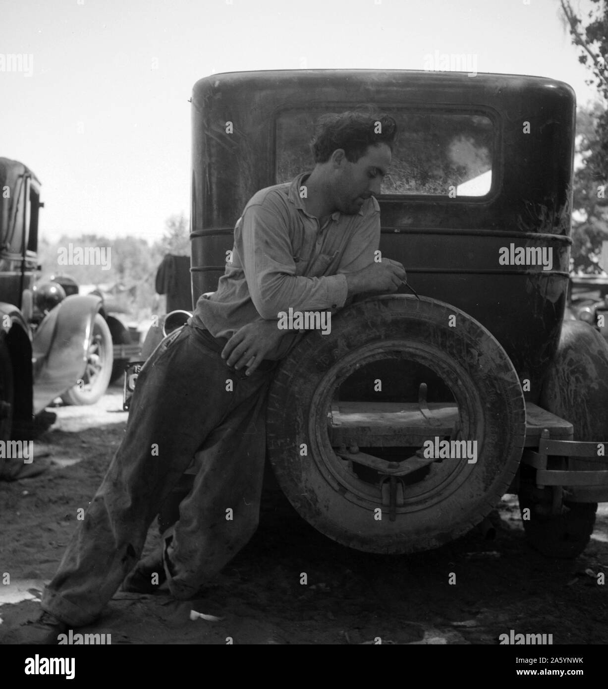 Agricola migrante lavoratore migrante Marysville camp (cercando di capire il suo anno guadagni). California da Dorothea Lange 1895-1965, datata 1935 Foto Stock