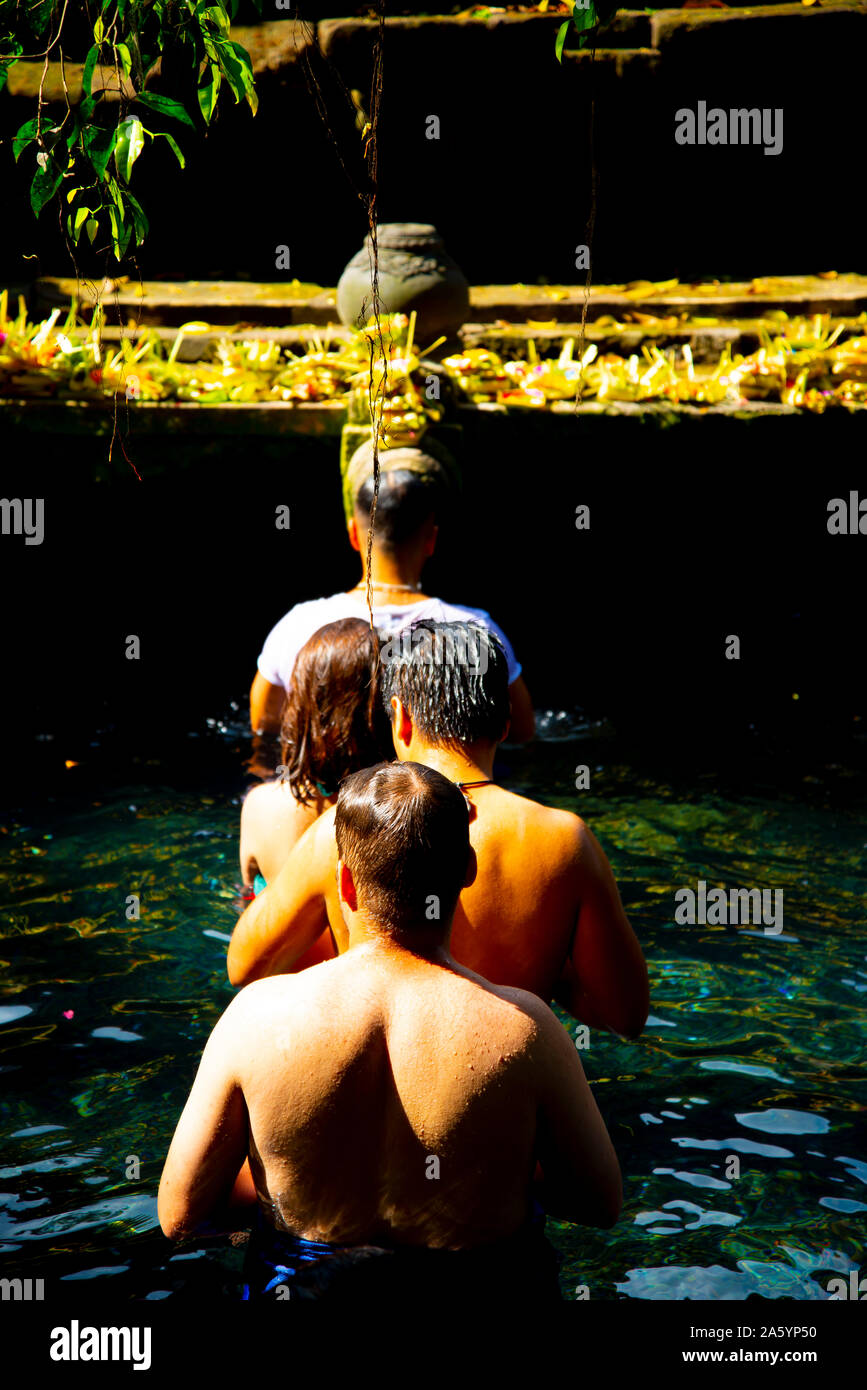 Rituale di purificazione Bagno a Tirta Empul Temple - Bali - Indonesia Foto Stock