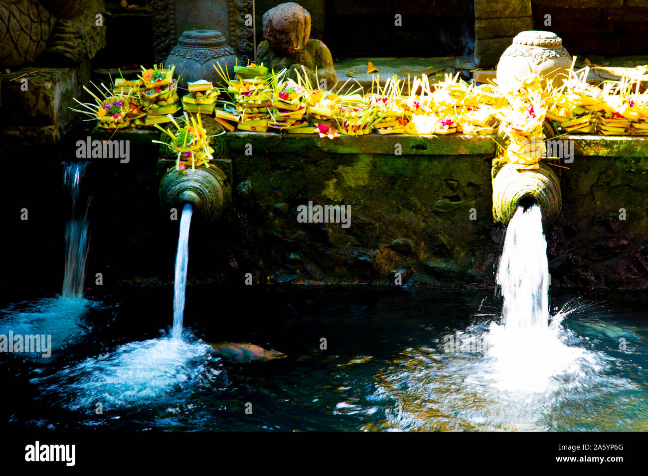 Rituale di purificazione Bagno a Tirta Empul Temple - Bali - Indonesia Foto Stock