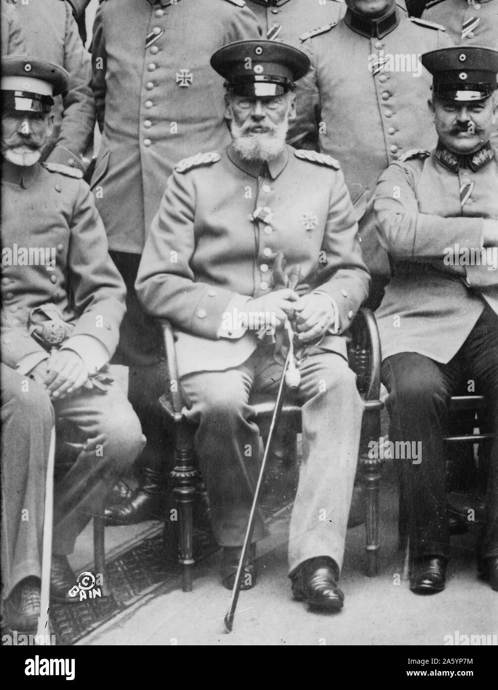 Casablanca, Marocco. Il presidente Roosevelt rivedendo le truppe americane da un esercito jeep 1943 U.S. Agenti dei servizi segreti, in senso orario dal centro, dietro Roosevelt: James 'Jim' Rowley, Wilmer Deckard, John Marshall, Elmer Hipsley, Charles 'Charlie' Fredericks, Guy Spaman e Jack Willard Foto Stock