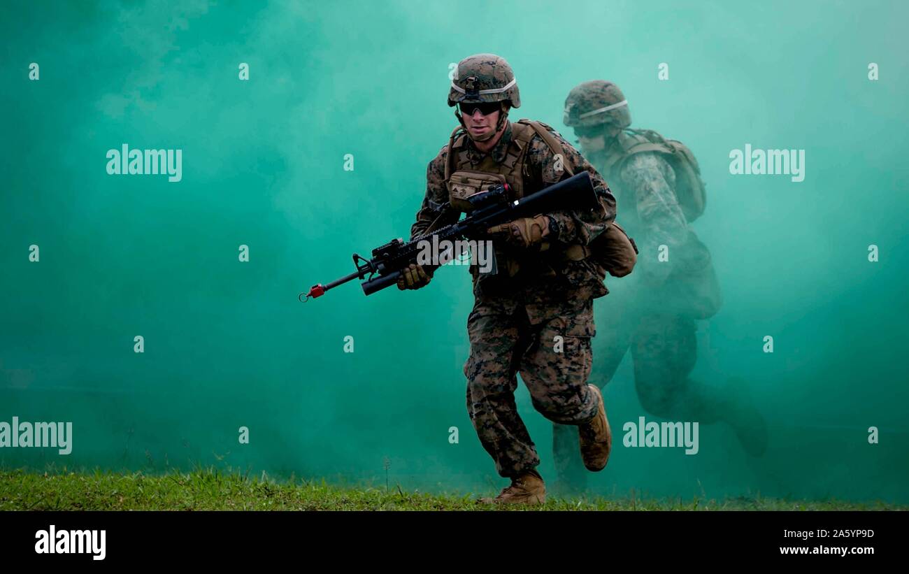 Fotografia di un marine statunitense e la Royal Brunei Forze terrestri conducendo operazioni militari nelle aree urbane di formazione del terreno durante la cooperazione a galla la prontezza e la formazione, il Camp Penanjong, Brunei. Datata 2014 Foto Stock