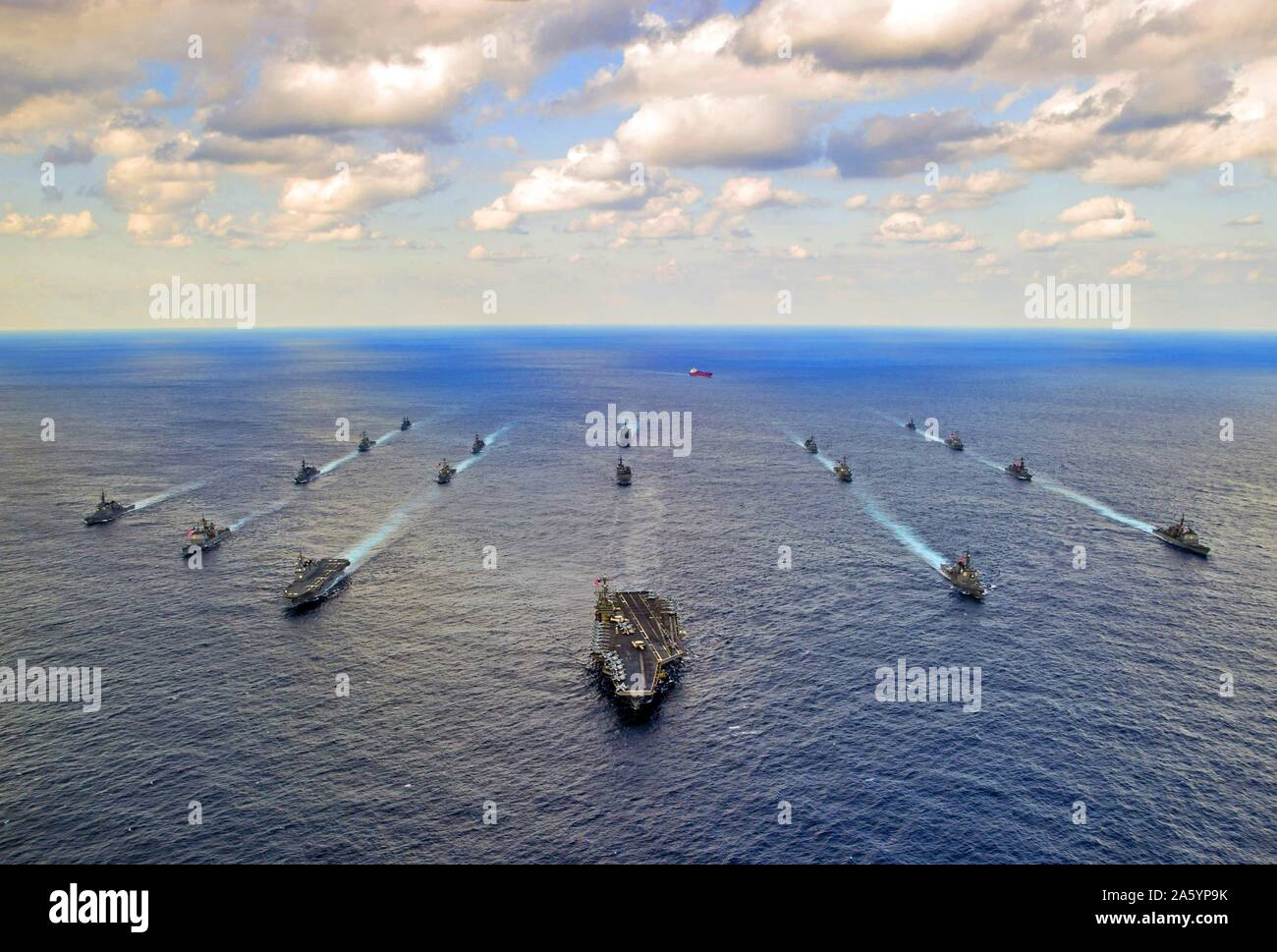 Fotografia della marina e il Giappone marittimo Forza di Autodifesa il transito delle navi in formazione a conclusione di una forte spada 15, un giunto/campo bilaterale di formazione che coinvolgono esercitazione militare degli Stati Uniti e il Giappone Forza di Autodifesa per aumentare la prontezza di combattimento e di interoperabilità. Datata 2014 Foto Stock