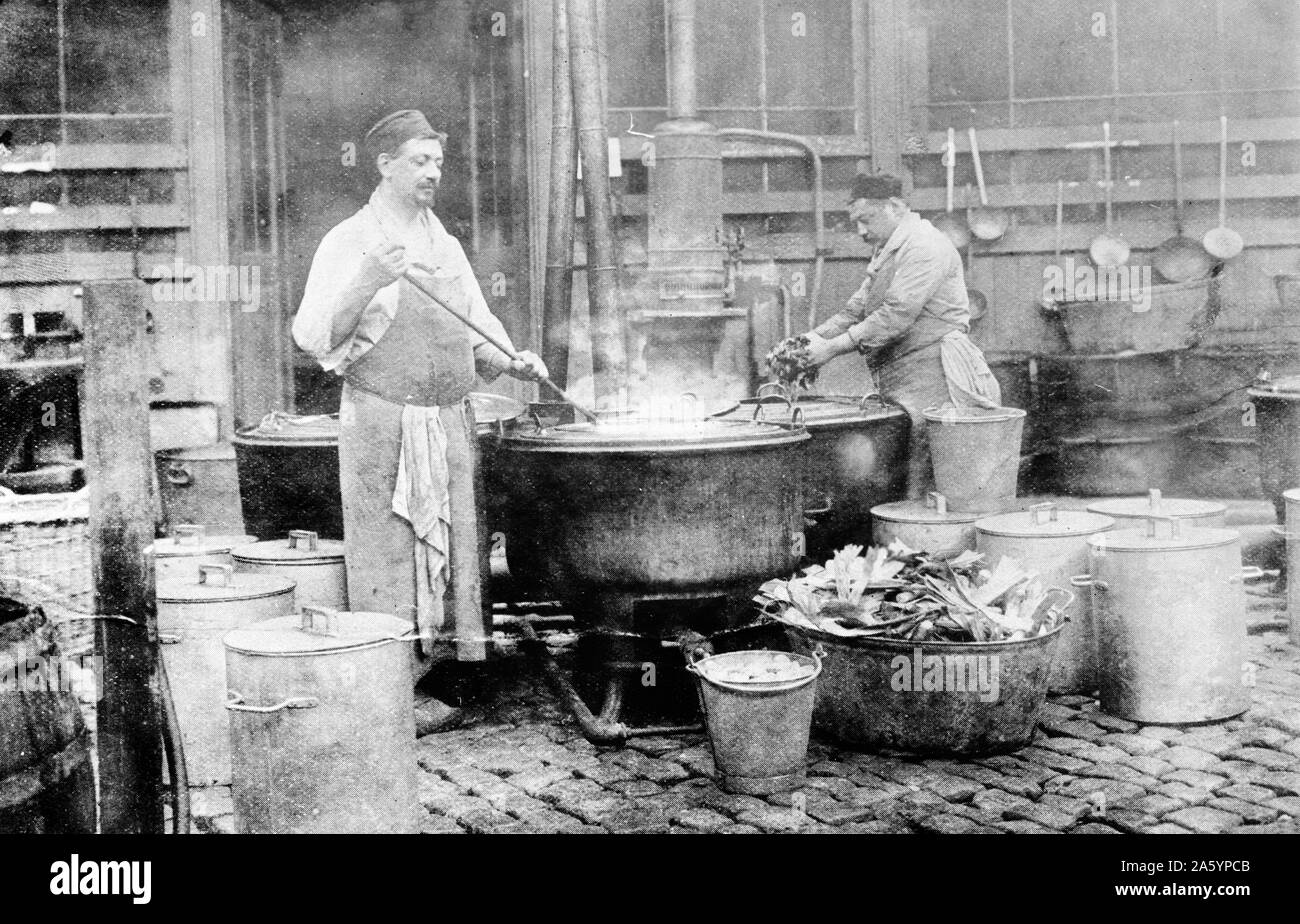 Stampa fotografica di una, la prima guerra mondiale, comunali soup kitchen in Belgio. Datata 1917 Foto Stock