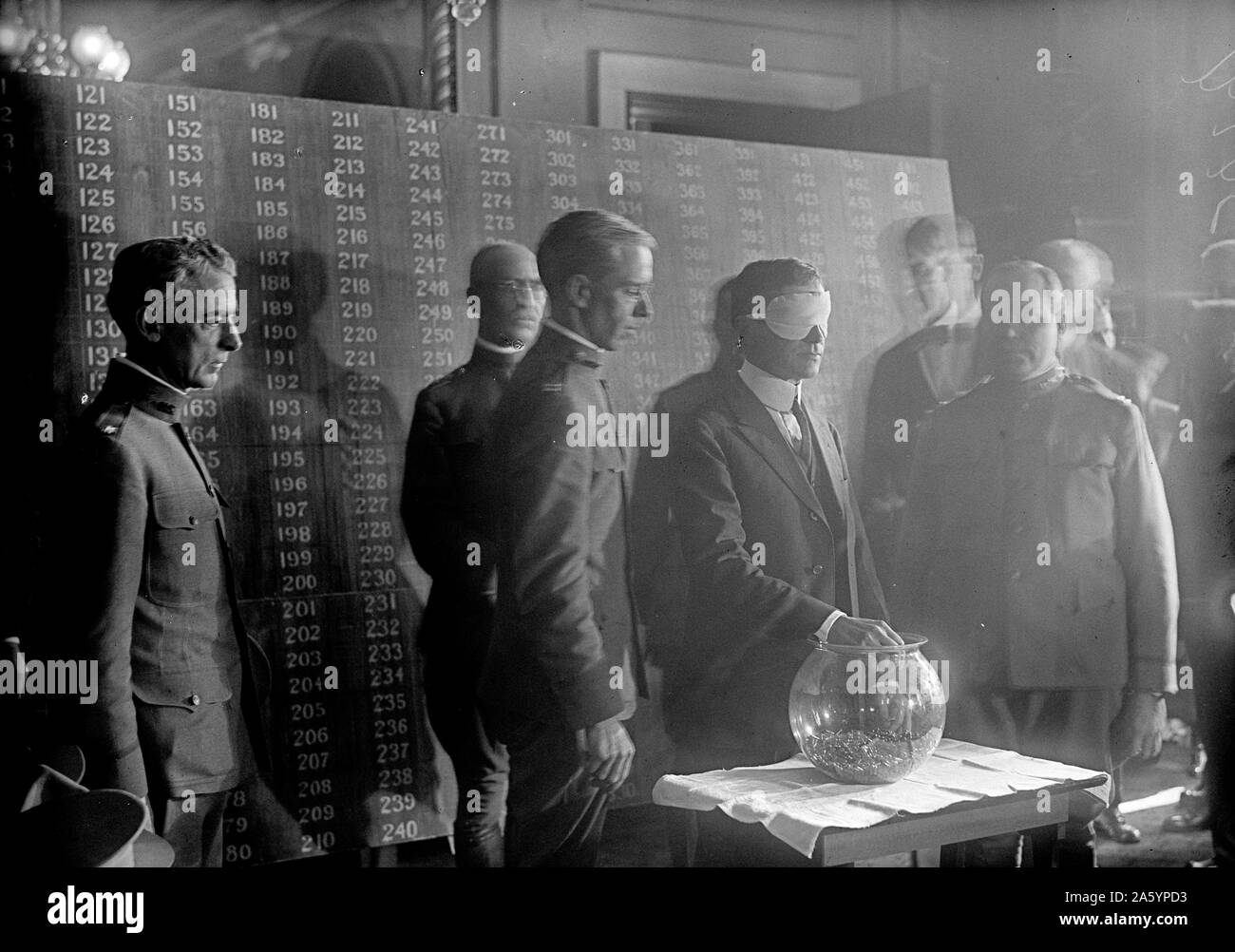 Fotografia di una guerra mondiale un progetto di lotteria, STATI UNITI D'AMERICA. Tre le iscrizioni si è verificato tra il 1917 e il 1918. La prima si è svolta il 5 giugno 1917 per gli uomini età 21-31. Datata 1917 Foto Stock