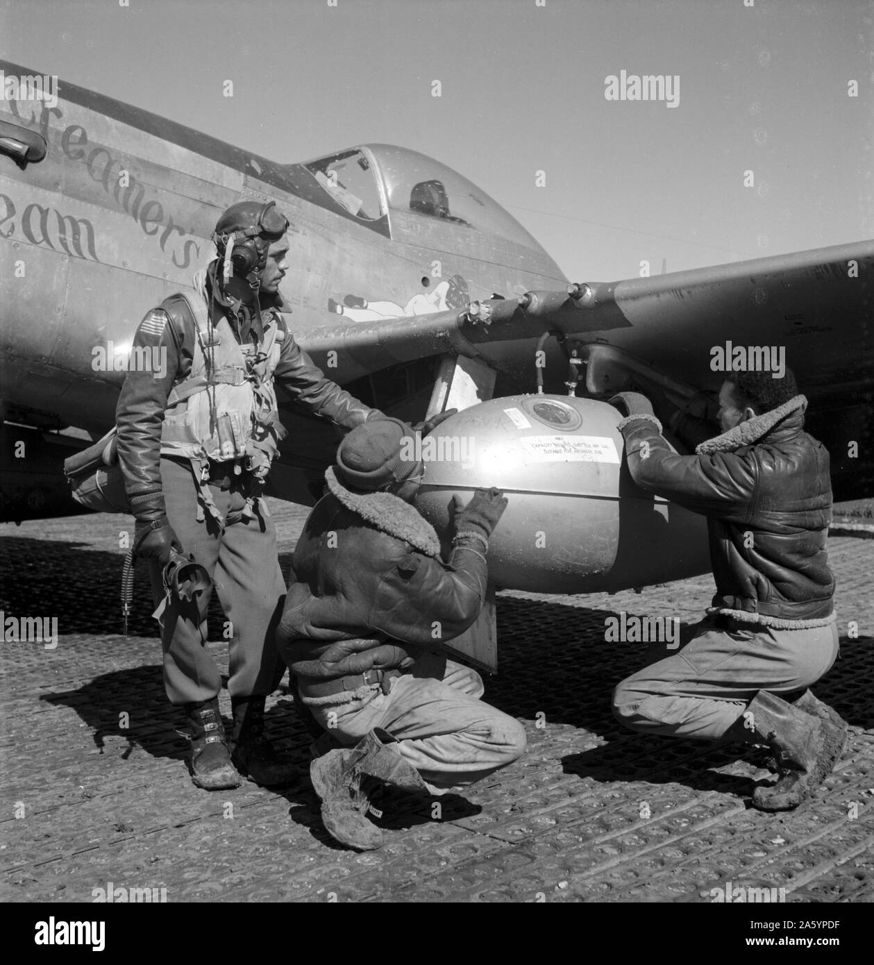 Fotografia di Edward C. Gleed e due unidentified Tuskegee aviatori, Ramitelli, Italia. Fotografata da Toni Frissell (1907-1988). Datata 1945 Foto Stock