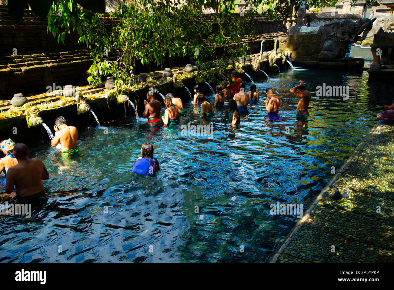 Rituale di purificazione Bagno a Tirta Empul Temple - Bali - Indonesia Foto Stock