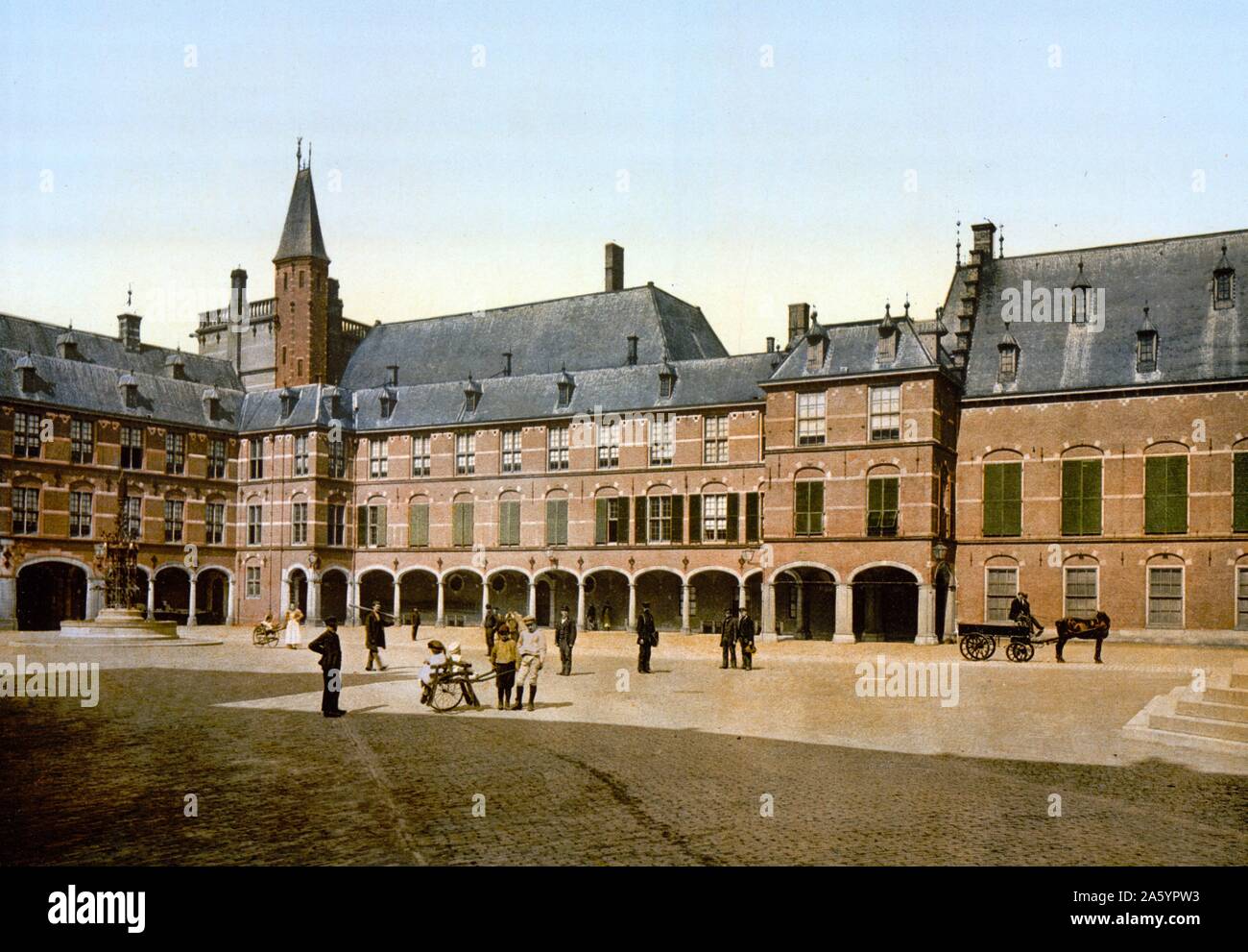La Spui (canale), Aia, Olanda. Binnenhof (corte interna) è una piazza nel centro di Amsterdam, la capitale dei Paesi Bassi. La Spui era originariamente un corpo di acqua che ha formato il limite meridionale della città fino al 1420 's quando il canale Singel è stato scavato come un fossato esterno intorno alla città. Nel 1882 la Spui è stata riempita e divenne la piazza che conosciamo oggi. Foto Stock