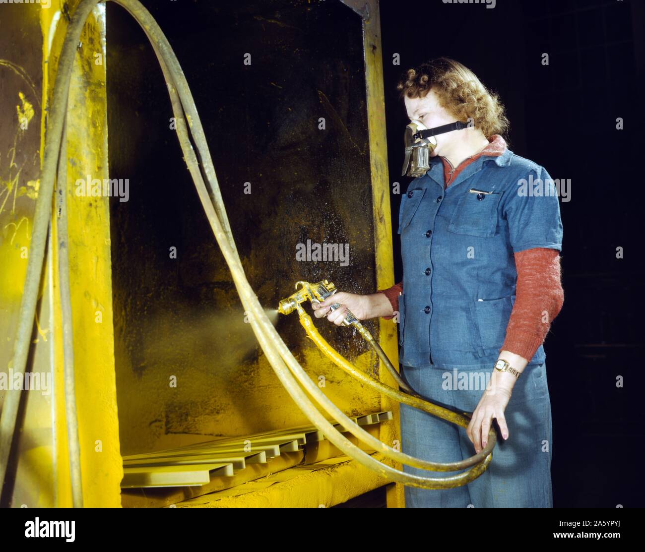 Lavoratore di sesso femminile, Elizabeth poco, presso l'azienda Heil rendendo i serbatoi di benzina per gli Stati Uniti Esercito durante la seconda guerra mondiale 1942 Foto Stock