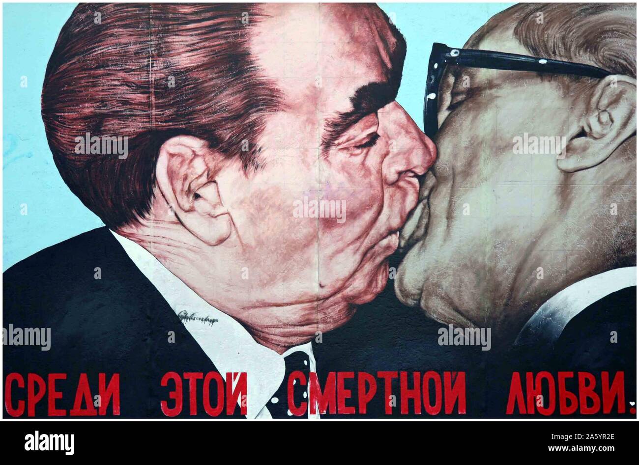 Il murale sulla parete di Berlino, dall artista russo Dimitry Vrubel, 1990, mostra leader sovietico Leonid Brezhnev kissing est leader tedesco Honecker Foto Stock