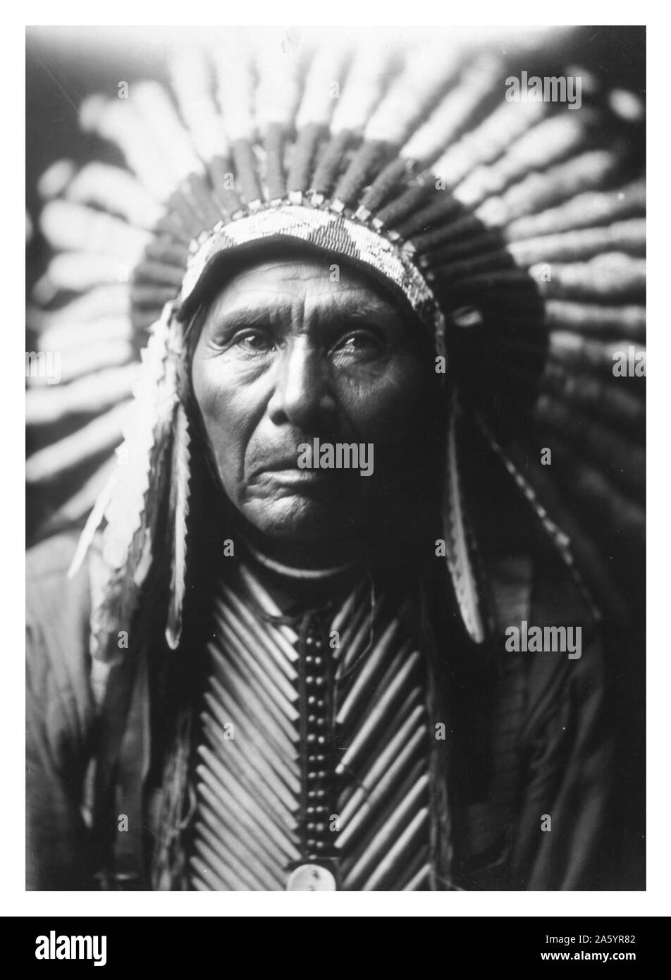 Stampa fotografica di Chief tre cavalli fotografata da Edward Sheriff Curtis (1868-1952) American etnologo e fotografo del West americano e dei Nativi Americani i popoli. Datata 1905 Foto Stock