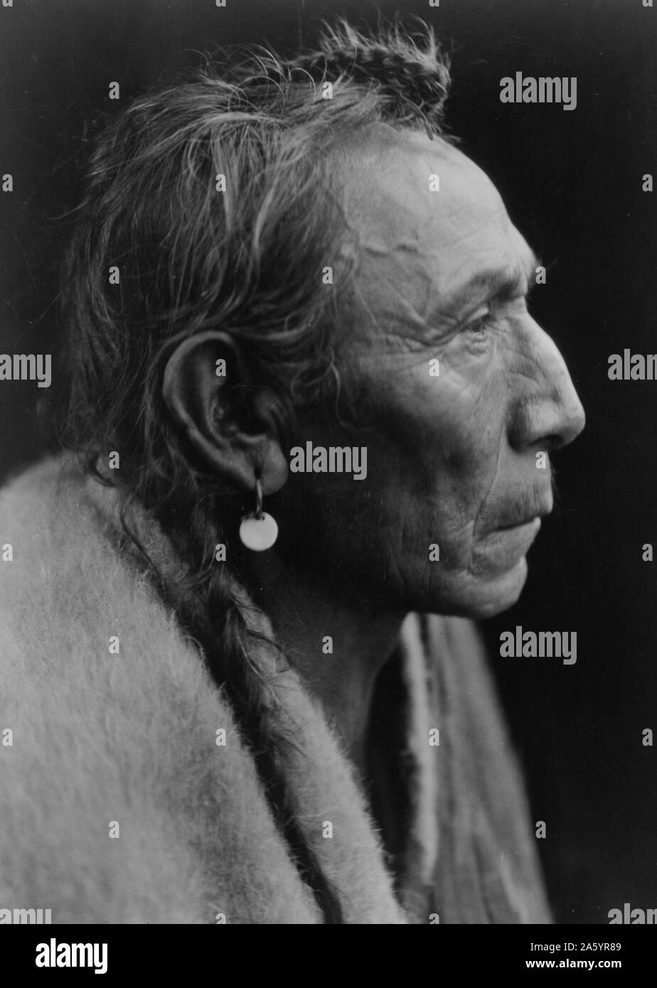 Stampa fotografica di Aki-sarsi tanni. Fotografata da Edward S. Curtis (1868-1952) American etnologo e fotografo del West americano e dei Nativi Americani i popoli. Datata 1929 Foto Stock