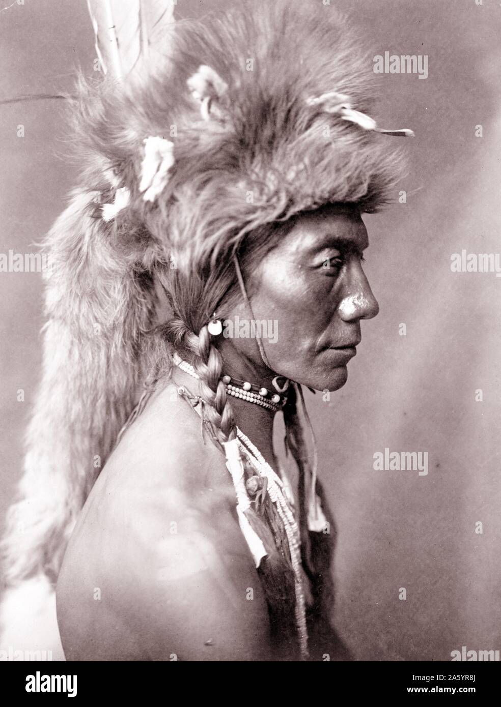 Stampa fotografica di giallo Rene, Piegan. Fotografata da Edward S. Curtis (1868--1952) American etnologo e fotografo del West americano e dei Nativi Americani i popoli. Datata 1910 Foto Stock