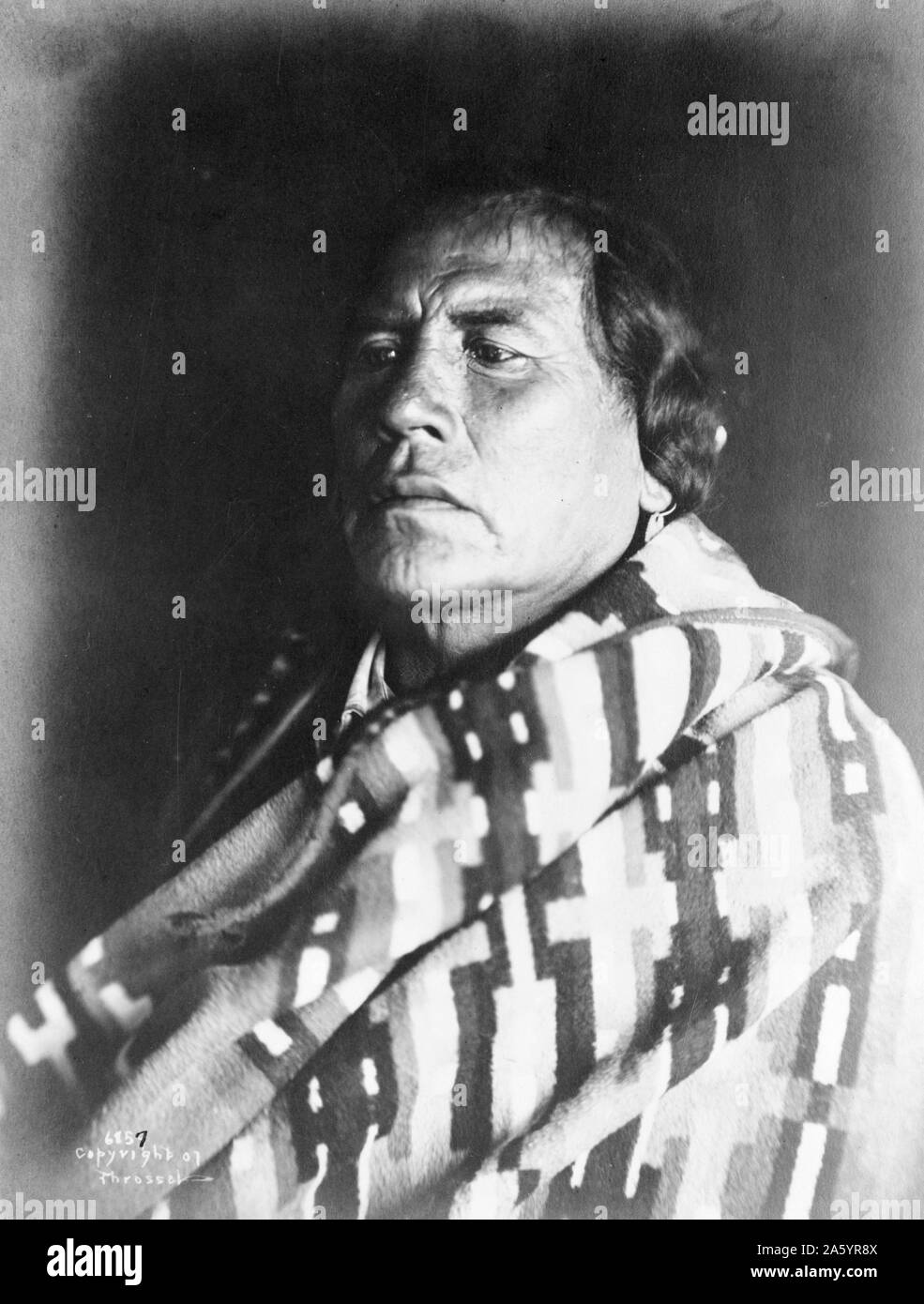 Stampa fotografica di Ricci, il giovane Crow Indian Scout e unico superstite del massacro di Custer. Fotografata da Richard Throssel (1882-1933) un fotografo Cree, che ha documentato la vita sul Crow prenotazione all'inizio del XX secolo. Datata 1907 Foto Stock