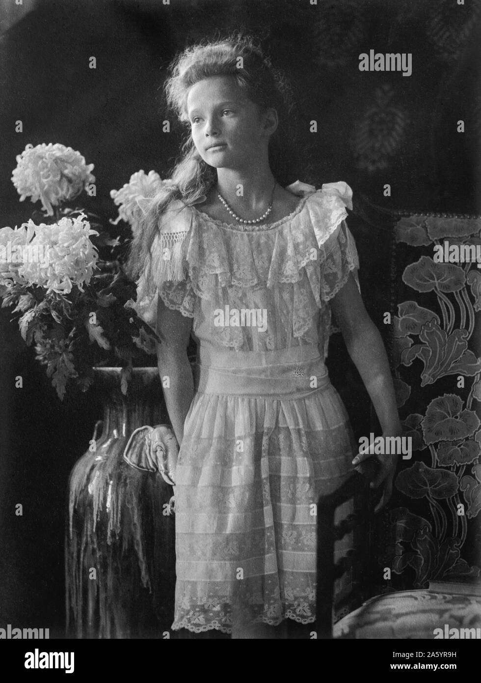 Stampa fotografica della Granduchessa Tatiana di Russia (1897-1918) figlia dello Zar Nicola II, ultimo sovrano della Russia e della Zarina Alexandra. Durante la Prima Guerra Mondiale, lei e la sua famiglia sono stati arrestati in seguito la prima rivoluzione russa del 1917 ed eseguito dai rivoluzionari il 17 luglio 1918. Datata 1913 Foto Stock
