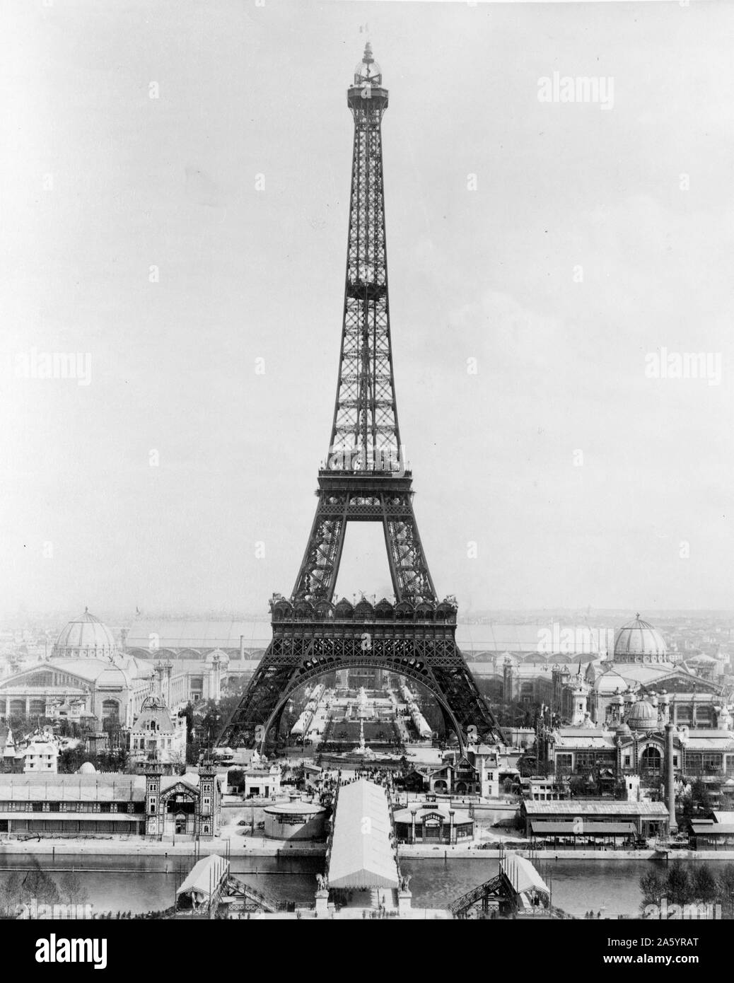 Stampa fotografica della Torre Eiffel. Datata 1889 Foto Stock
