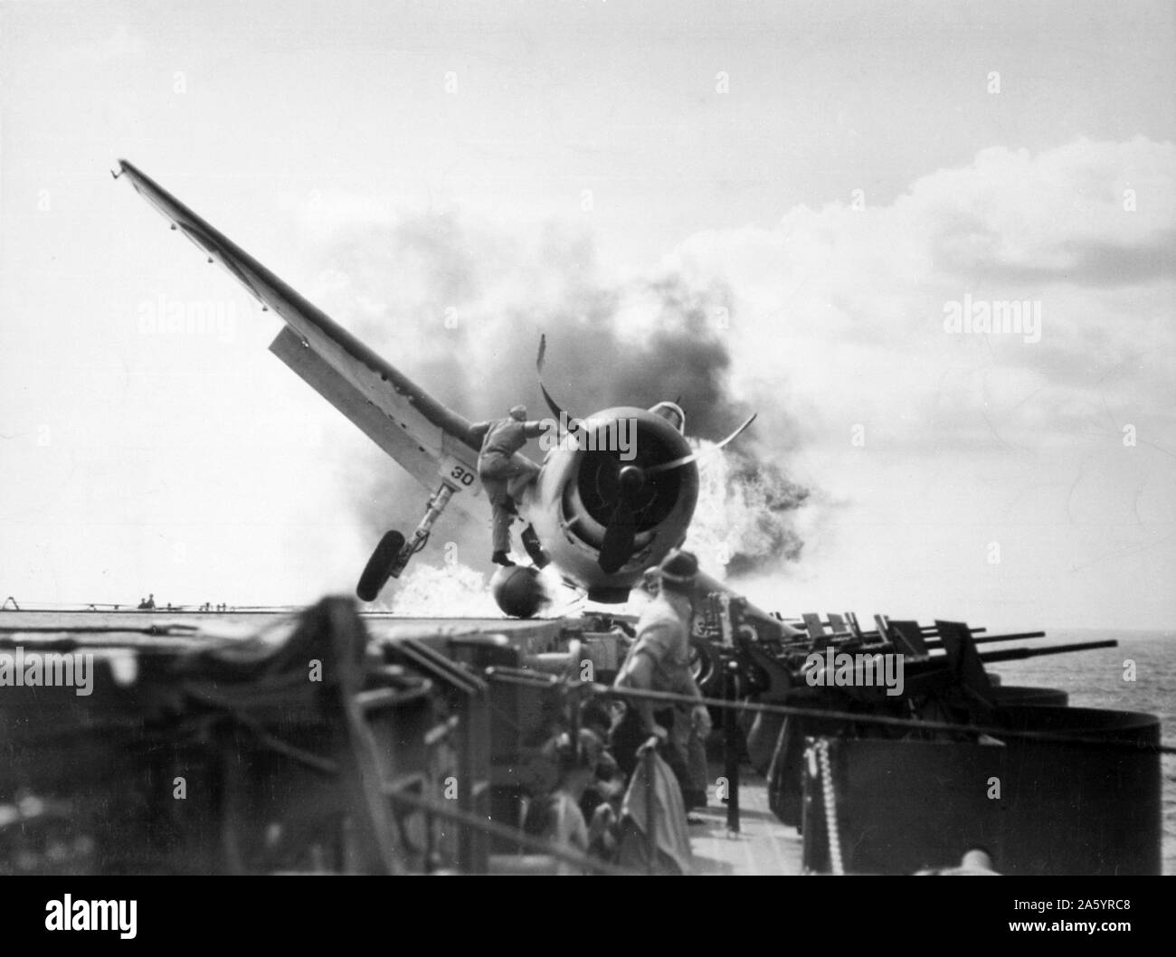 F6F Hellcat (VF-2) crash sbarcati sulla USS Enterprise del ponte di volo. La Seconda Guerra Mondiale. Foto Stock