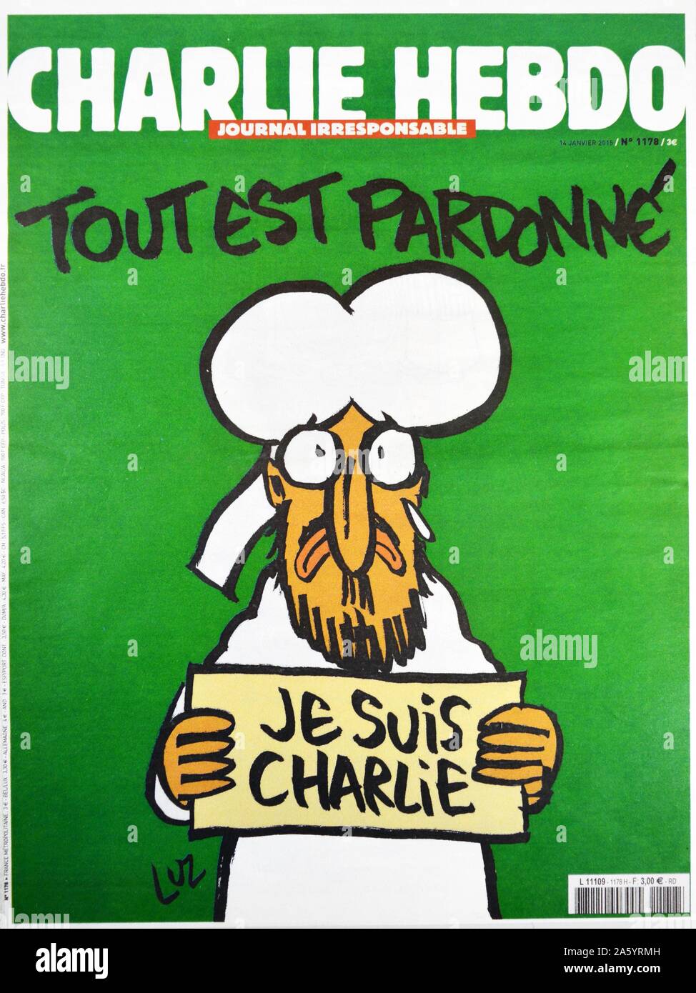 Coperchio anteriore del 'Charlie Hebdo" rivista. Il coperchio anteriore di edizione del 14 gennaio 2015, con un cartoon nello stesso stile come il 3 novembre 2011 coperchio, utilizza la frase "Je Suis Charlie'. (Headline traduzione: "Tutto è perdonato.') il 7 gennaio 2015, due uomini armati islamisti[52] è costretto il loro modo in e ha aperto il fuoco nella sede parigina di Charlie Hebdo, uccidendo dodici: staff fumettisti Foto Stock