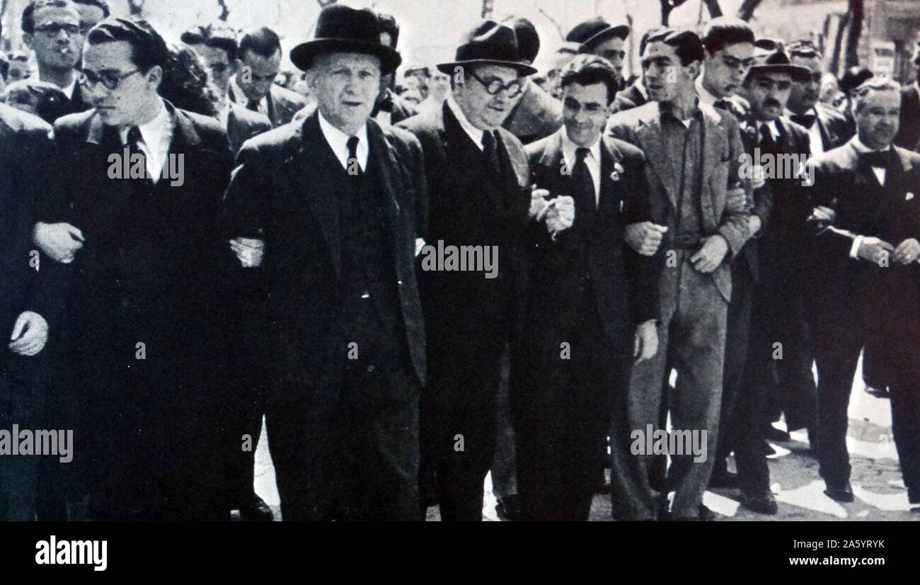 Manifestazione a Madrid guidato da largo caballero (terzo da sinistra) e Santiago Carrillo (secondo da sinistra) Segretario della gioventù socialista. José Santiago Carrillo Solares (18 gennaio 1915 - 18 settembre 2012) era un politico spagnolo che ha servito come segretario generale del Partito Comunista di Spagna (PCE) dal 1960 al 1982 Foto Stock