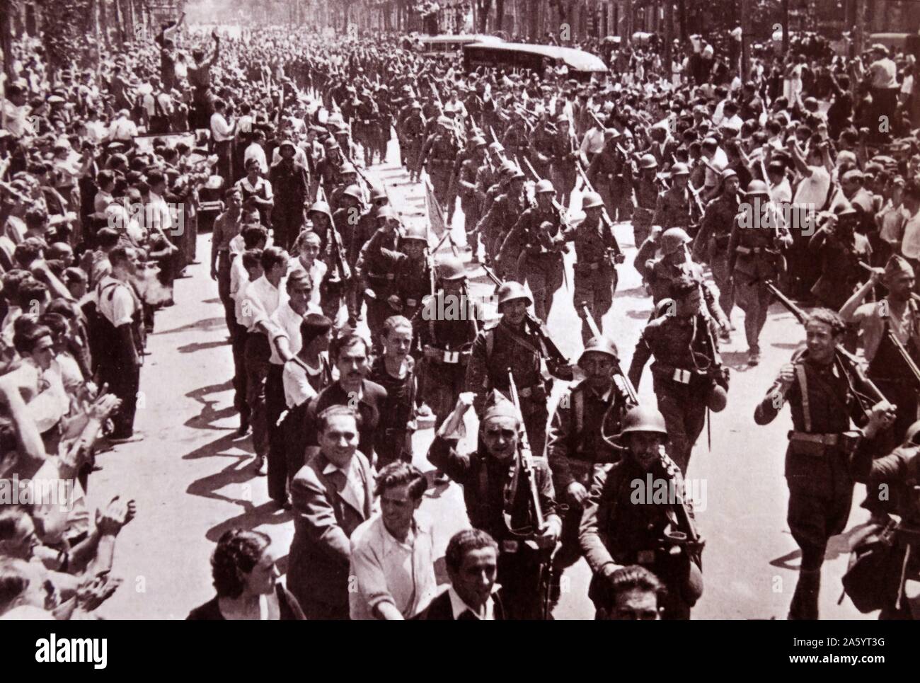 Anti-fascista parata delle truppe attraverso Barcellona durante la guerra civile spagnola 1936 Foto Stock