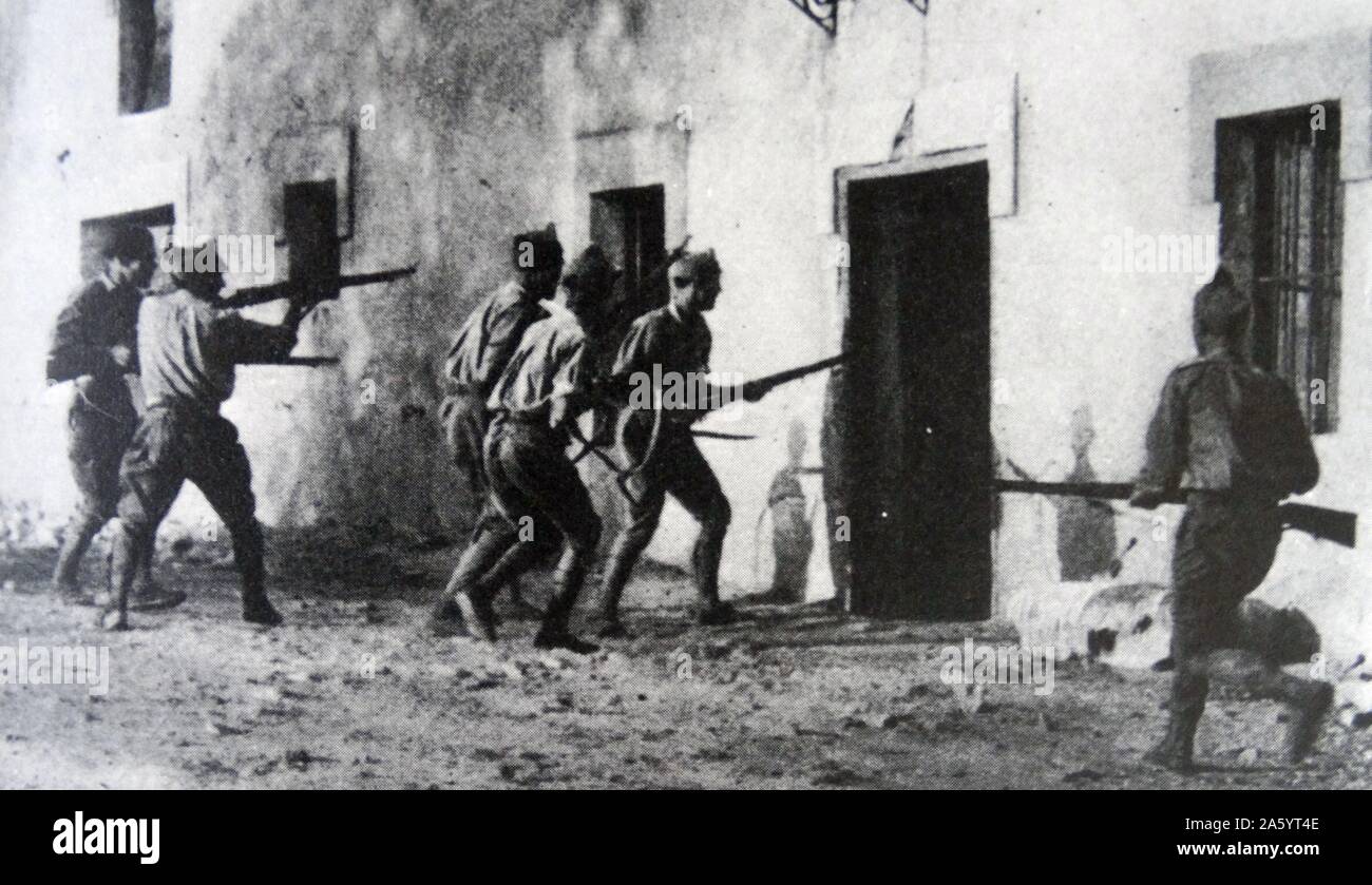 Truppe nazionalista cerca case nella città di Irun durante la Guerra Civile Spagnola 1936 Foto Stock