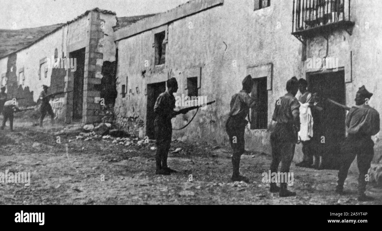 Truppe nazionalista cerca case nella città di Irun durante la Guerra Civile Spagnola 1936 Foto Stock