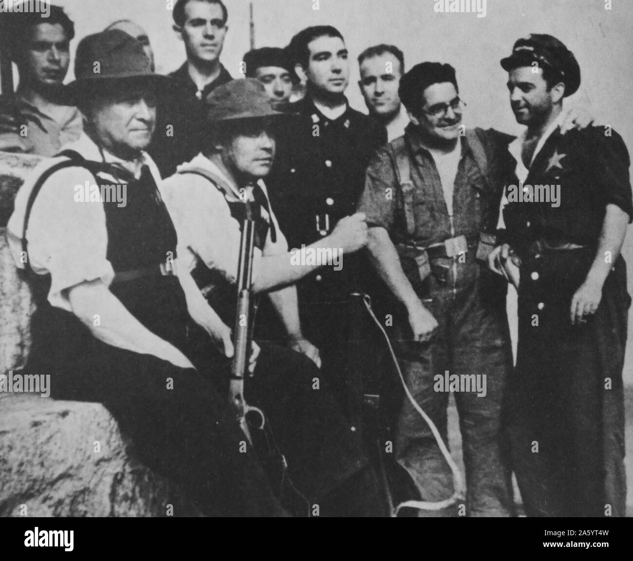 Largo Caballero visite posizioni repubblicana intorno a Madrid durante la Guerra Civile spagnola 1936. Francisco Largo Caballero ( 1869 - 1946), politico spagnolo e sindacalista. Egli è stato uno dei leader storici del socialista spagnolo Workers' Party (PSOE) e dei lavoratori Unione generale (UGT). Nel 1936 e 1937 Caballero è servito come primo ministro della Seconda Repubblica spagnola durante la Guerra Civile Spagnola. Foto Stock