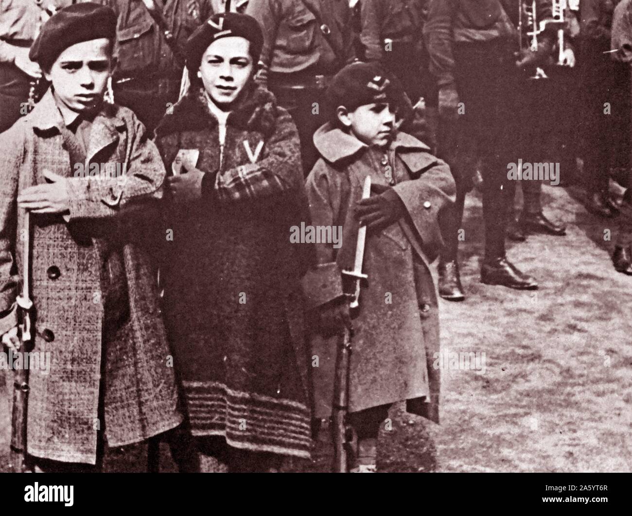 I ragazzi vestito come Falangist milizia, durante la Guerra Civile Spagnola. Foto Stock