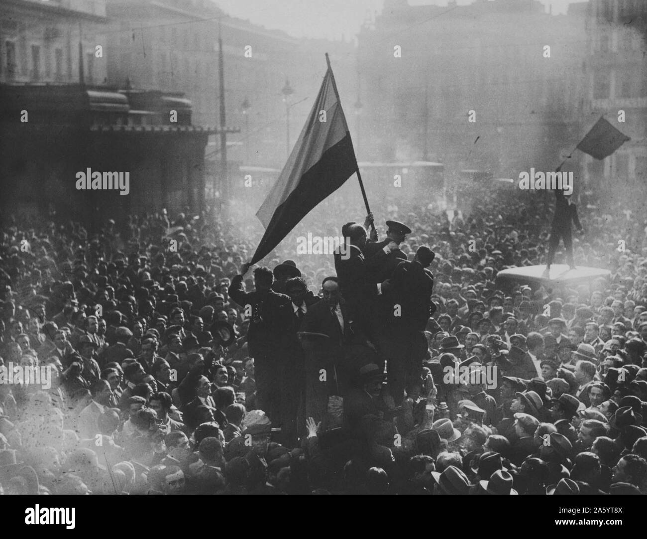 La folla si riuniscono per celebrare la proclamazione della Seconda Repubblica Spagnola, Aprile 14th, 1931 Foto Stock