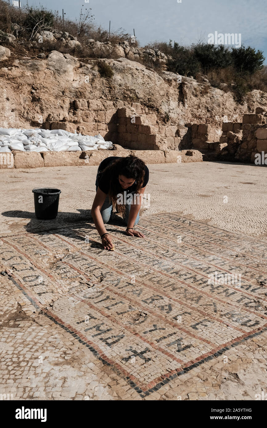 Bet Shemesh, Israele. 23 ottobre, 2019. I dipendenti delle Autorità di Antichità Israele lavoro per scoprire un anno 1500 vecchia chiesa, decorata con pavimenti a mosaico e mosaico greco iscrizioni, scoperto alcuni 30Km ad ovest di Gerusalemme. Una iscrizione dedica il sito per un unnamed "glorioso Martire". Una seconda cita una donazione ricevuto dall imperatore bizantino Tiberio II Costantino. Una completamente intatto cripta è servita come una metropolitana sepoltura camera per il "glorioso Martire". Credito: Nir Alon/Alamy Live News Foto Stock