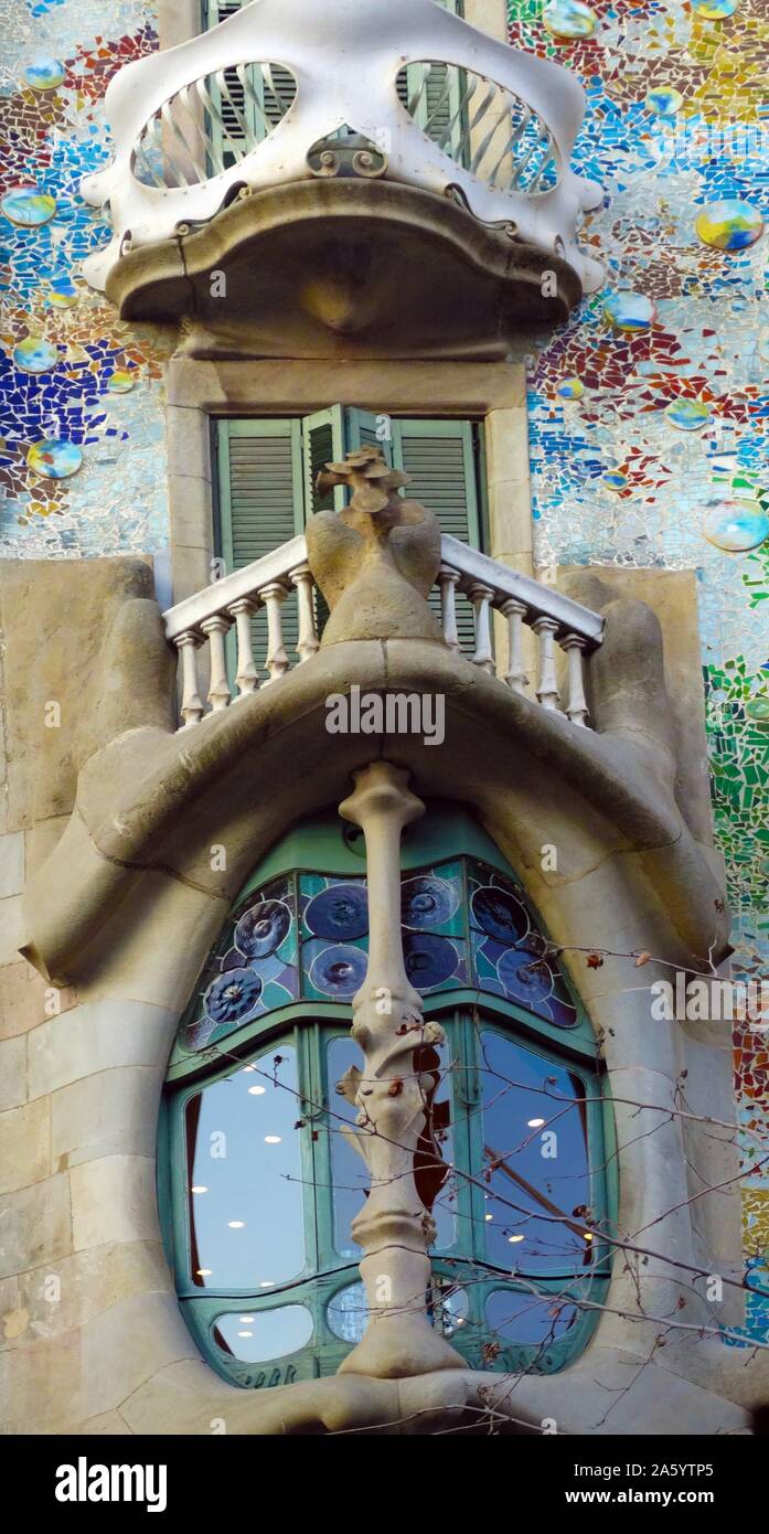 La Casa Batlló di Barcellona Spagna fu costruito nel 1877 da Antoni Gaudi, commissionato da Lluís Sala Sánchez. Era un edificio classico senza notevoli caratteristiche entro l eclettismo tradizionale dalla fine del XIX secolo Foto Stock