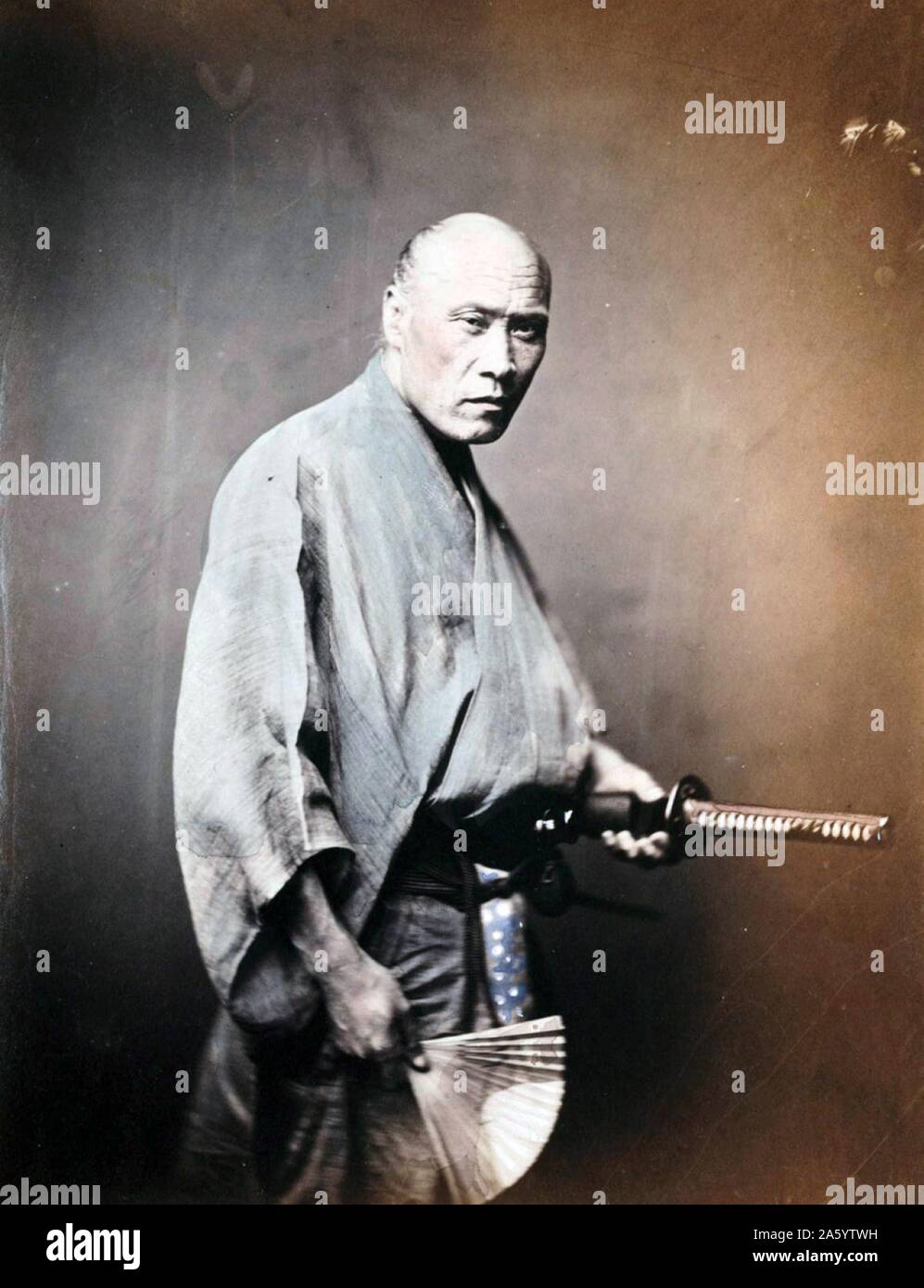 Uomo giapponese in kimono con spada 1890 da Felice Beato (1832 - 29 gennaio 1909), un italiano-fotografo inglese Foto Stock