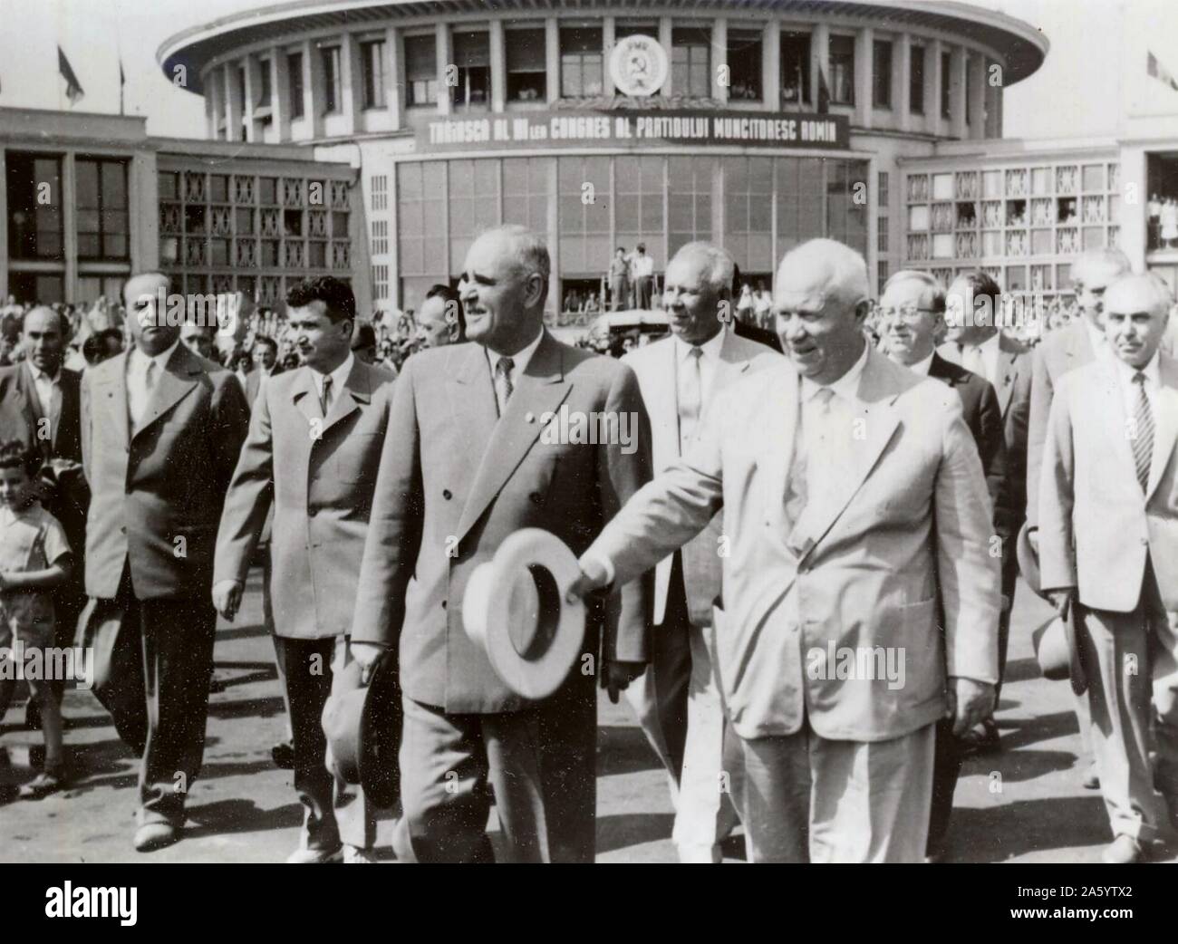 Il rumeno leader comunista, Georgiou-Dej incontra Russo leader Nikita Khrushchev, all aeroporto di Bucarest 1960. Dietro Georgiou-Dej è il suo successore Nicolae Ceausescu (capelli scuri). Foto Stock