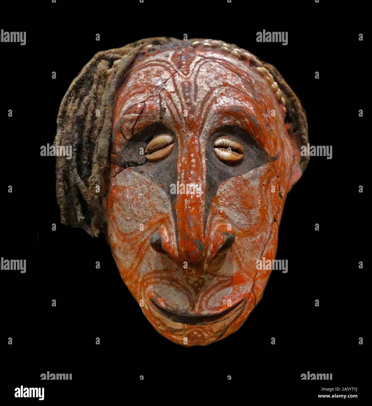Testa realizzata da argilla, dipinta per rappresentare un antenato figura. Papua Nuova Guinea 1912 Foto Stock