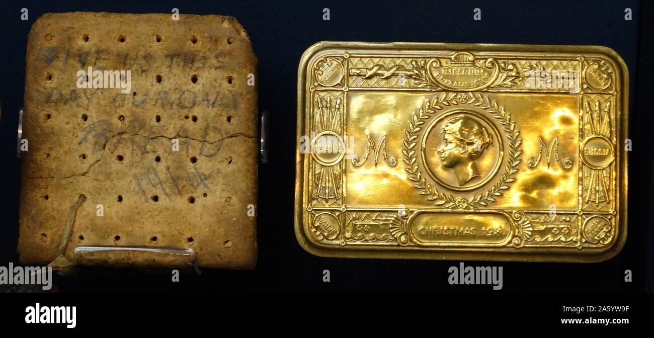 Razione dell esercito biscotto e dog tag di Sgt. E. Harper, Royal Warwickshire reggimento. Datata 1914 Foto Stock